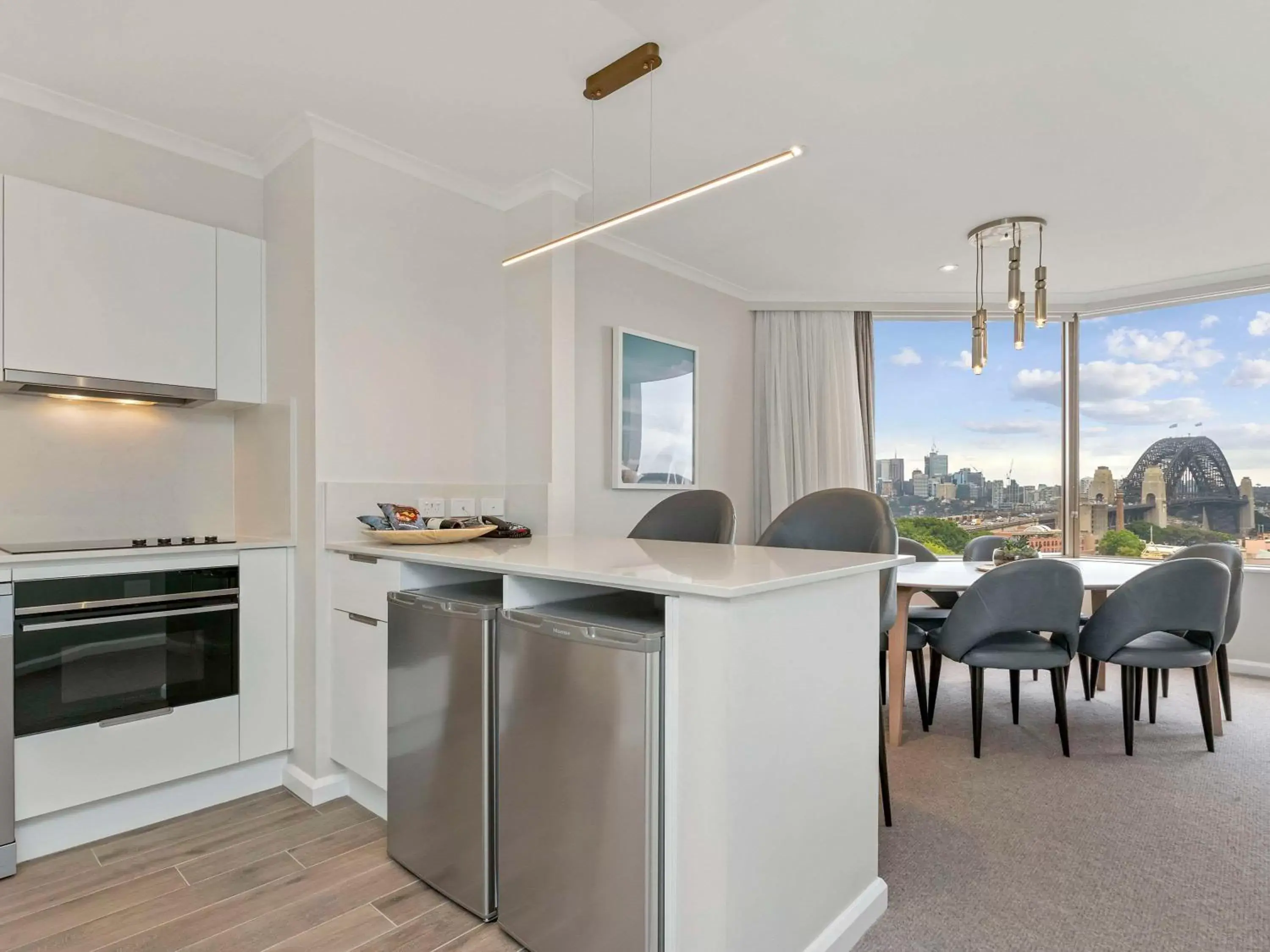 Bedroom, Kitchen/Kitchenette in The Sebel Quay West Suites Sydney