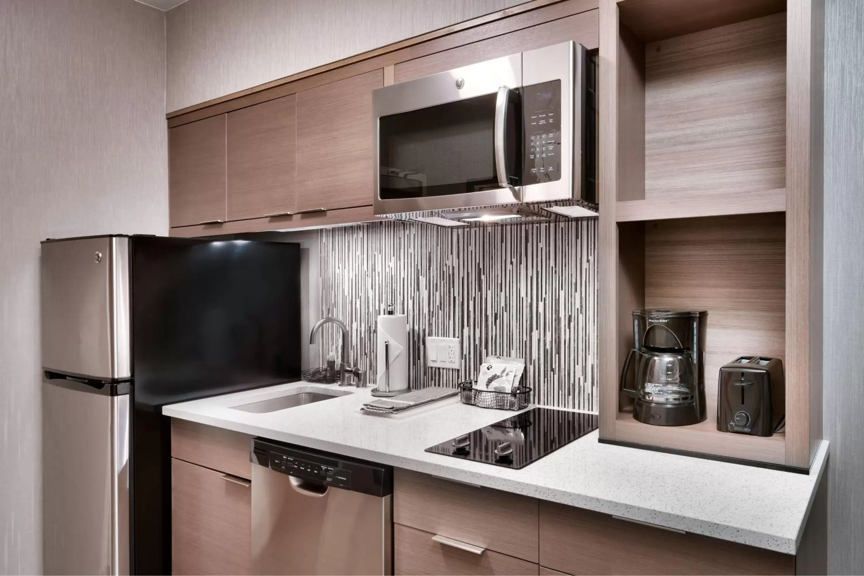 Kitchen or kitchenette, Kitchen/Kitchenette in TownePlace Suites by Marriott Los Angeles LAX/Hawthorne