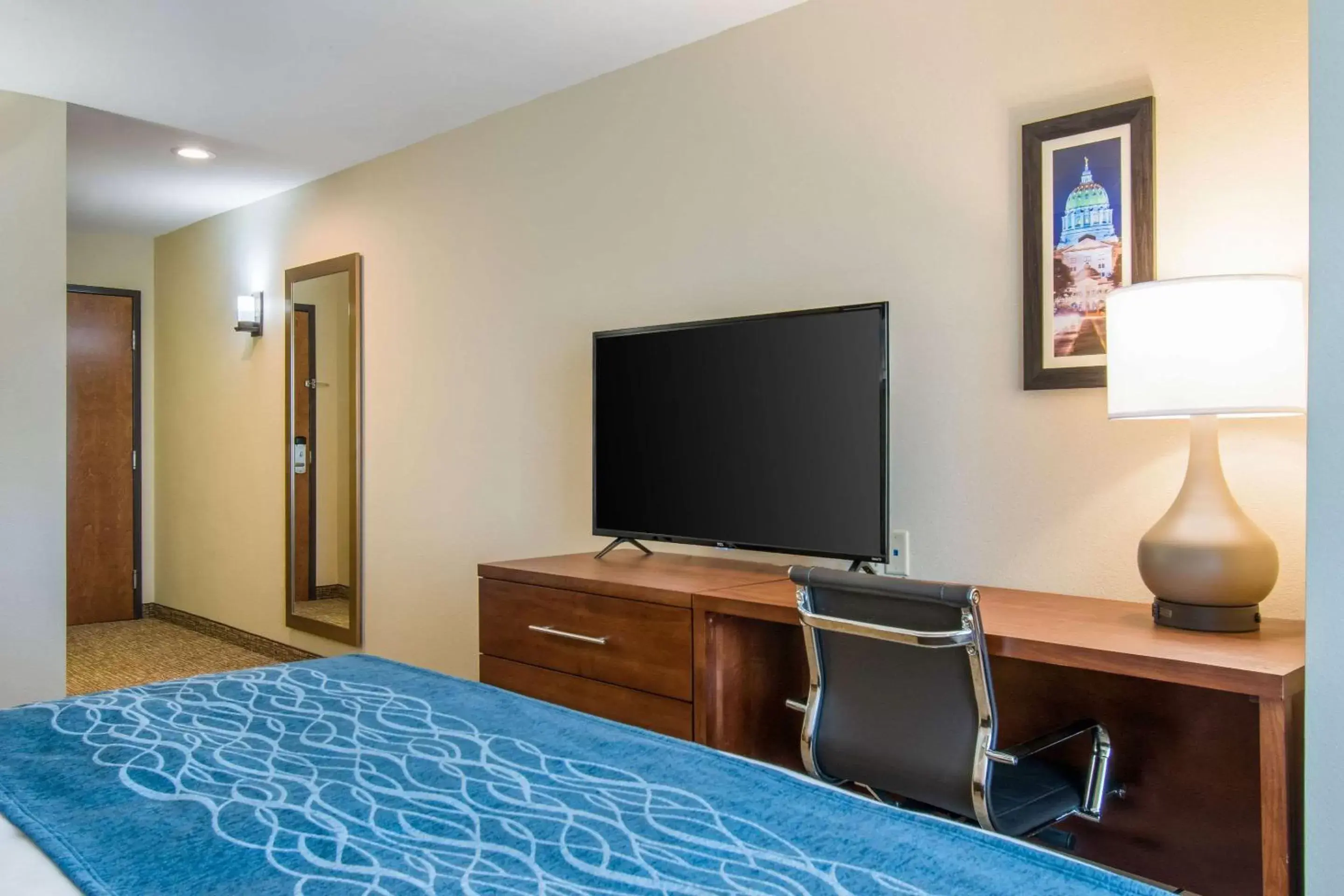 Photo of the whole room, TV/Entertainment Center in Comfort Inn & Suites Harrisburg - Hershey West