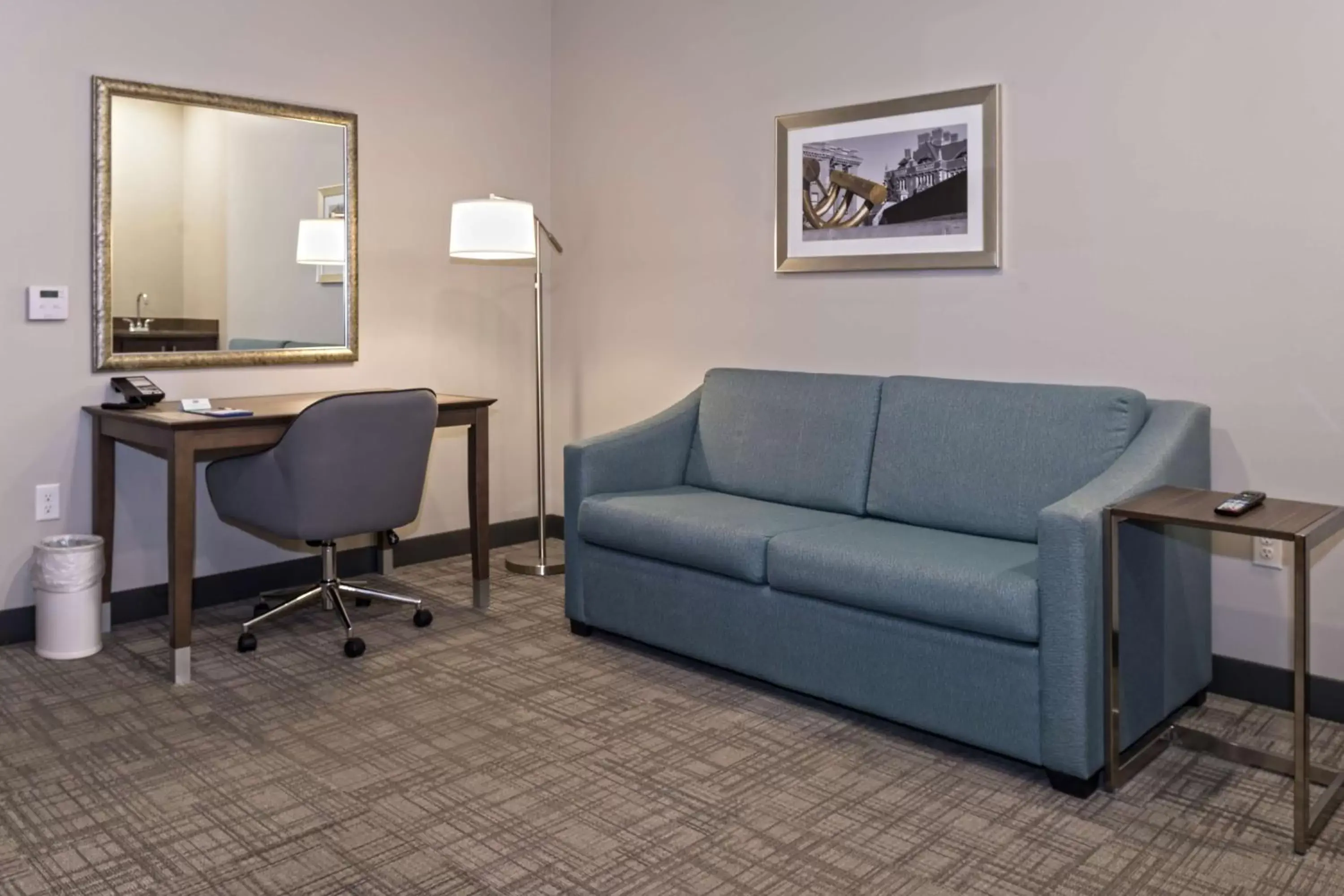 Bedroom, Seating Area in Hampton Inn and Suites Minneapolis University Area, MN