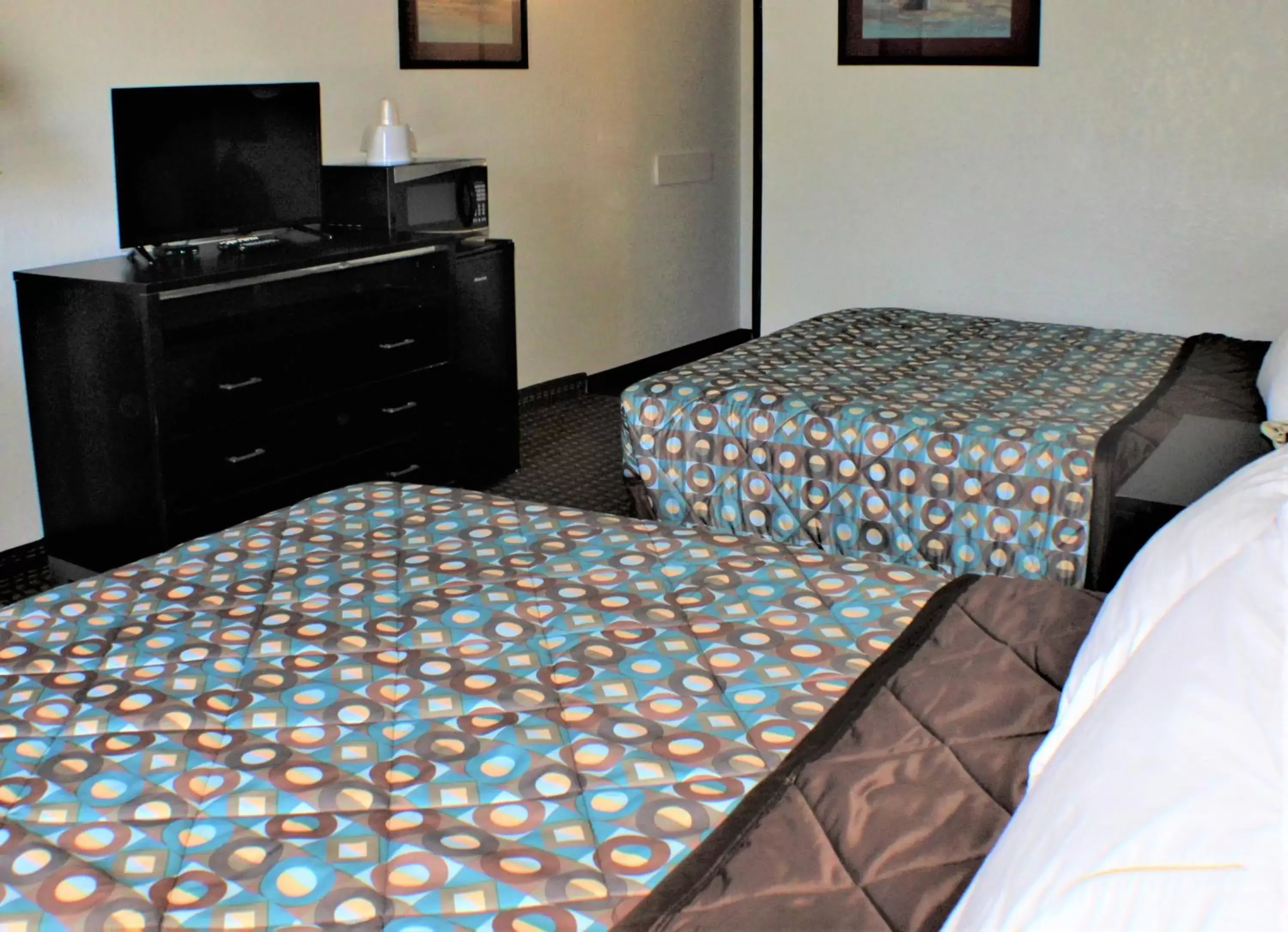 TV and multimedia, Bed in Knights Inn Payson TV and multimedia, Bed in Knights Inn Payson