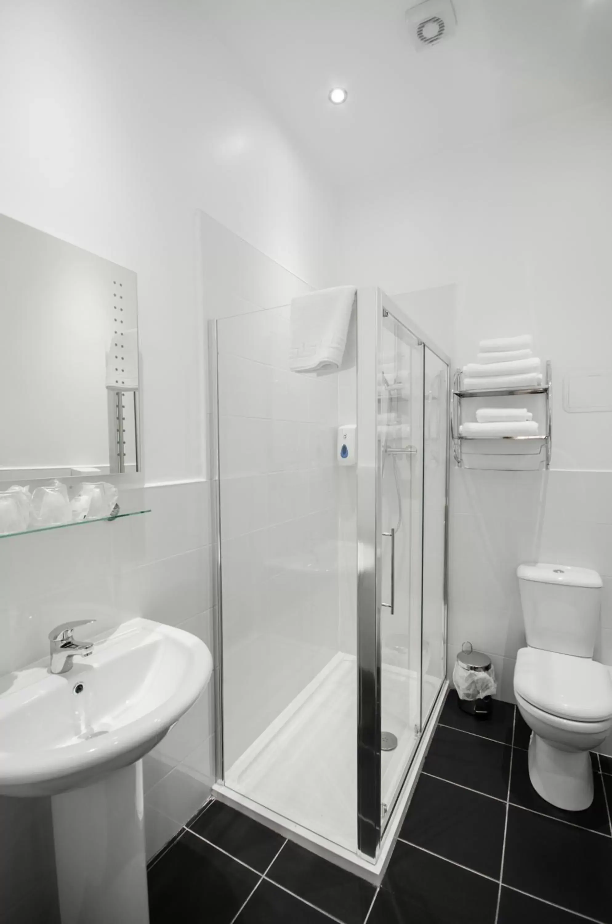 Shower, Bathroom in Argyll Western Hotel