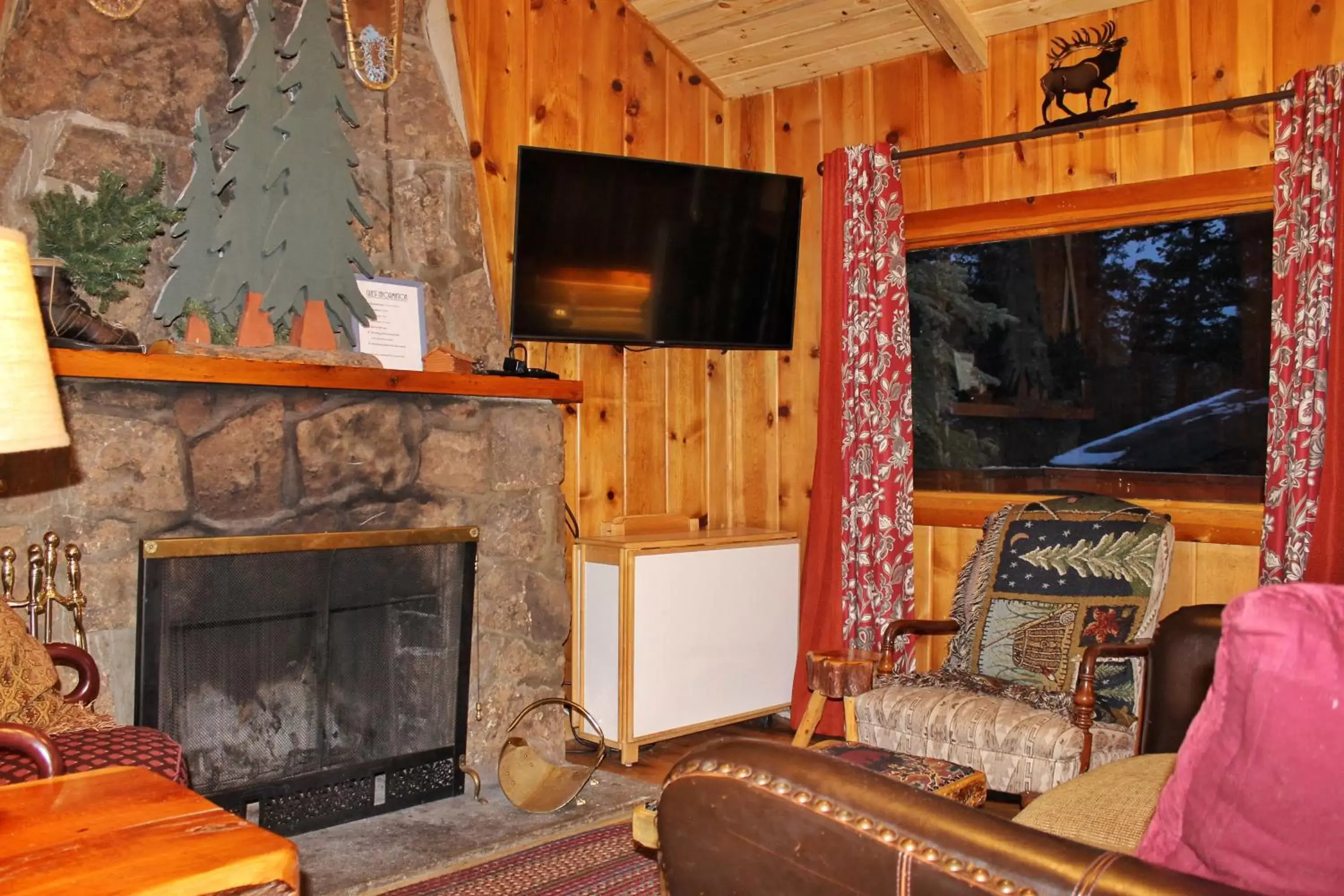 Living room, TV/Entertainment Center in Pine Haven Resort