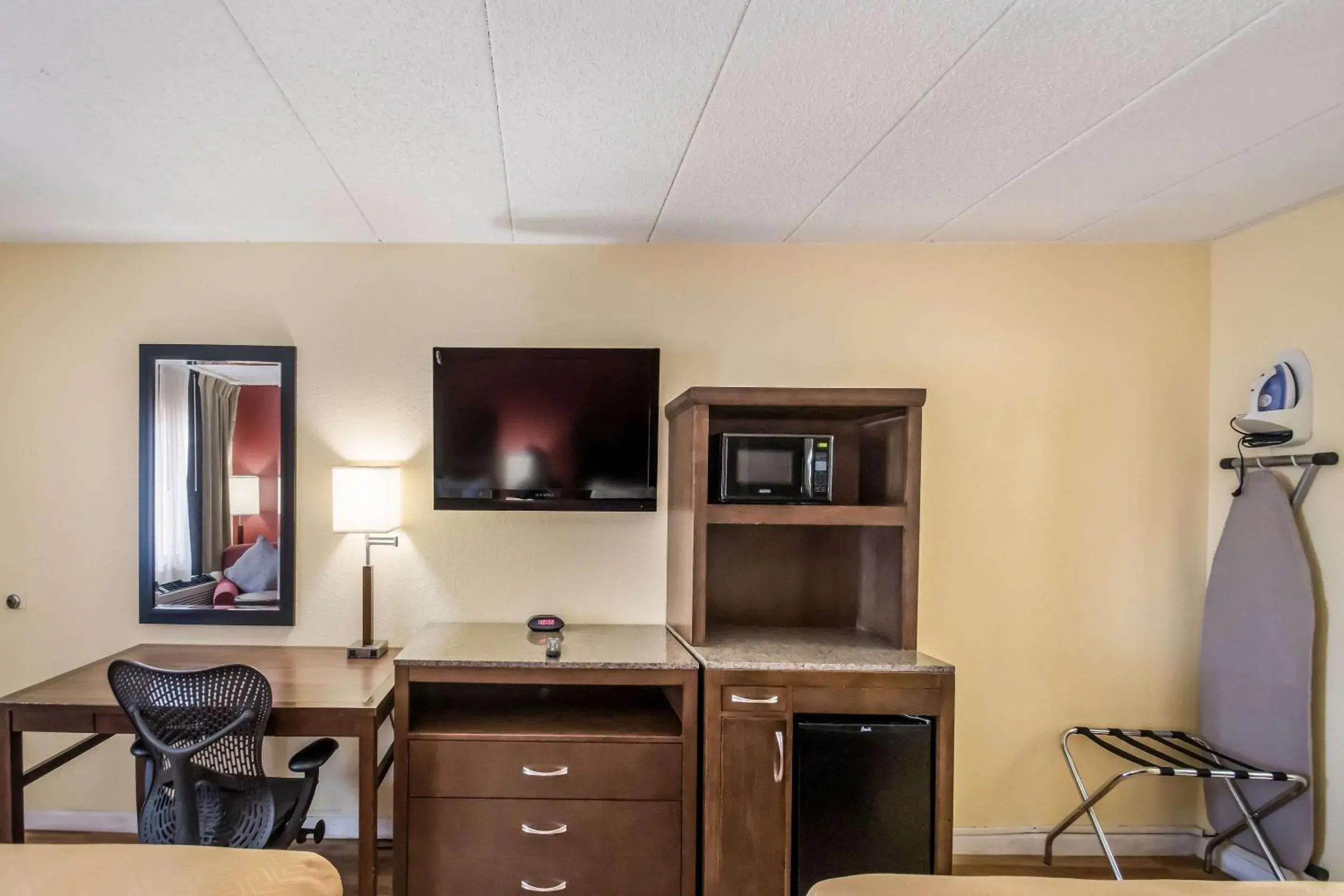 Photo of the whole room, TV/Entertainment Center in Econo Lodge Kearney