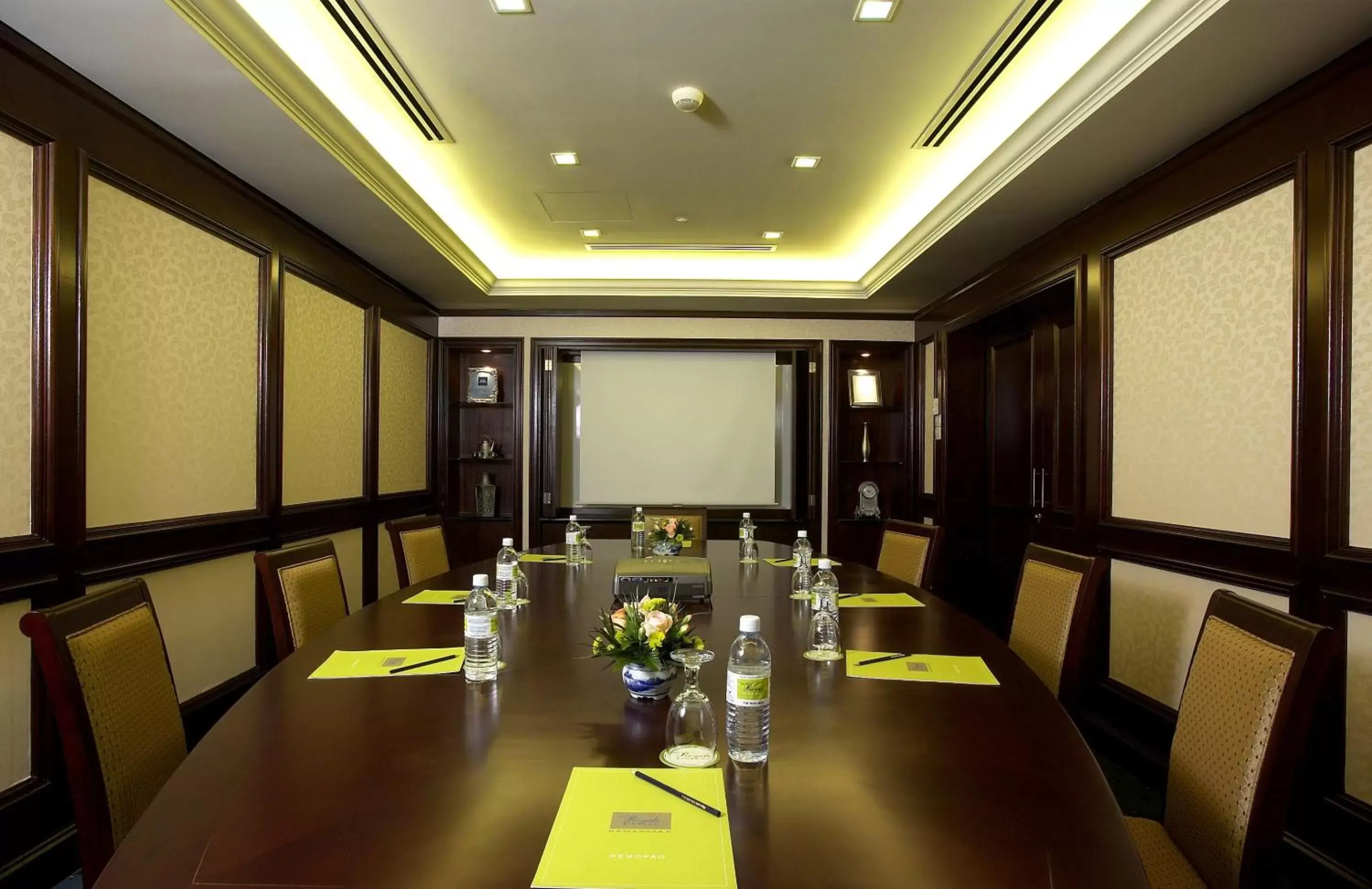 Business facilities in Royale Chulan The Curve