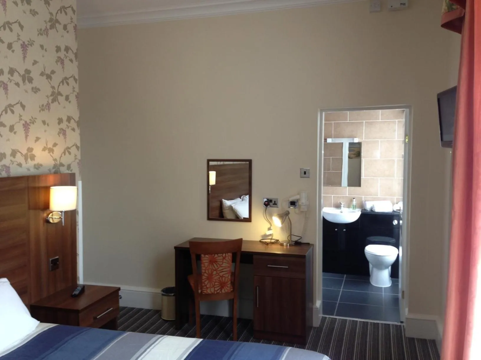 Bedroom, Bed in Ely House Hotel