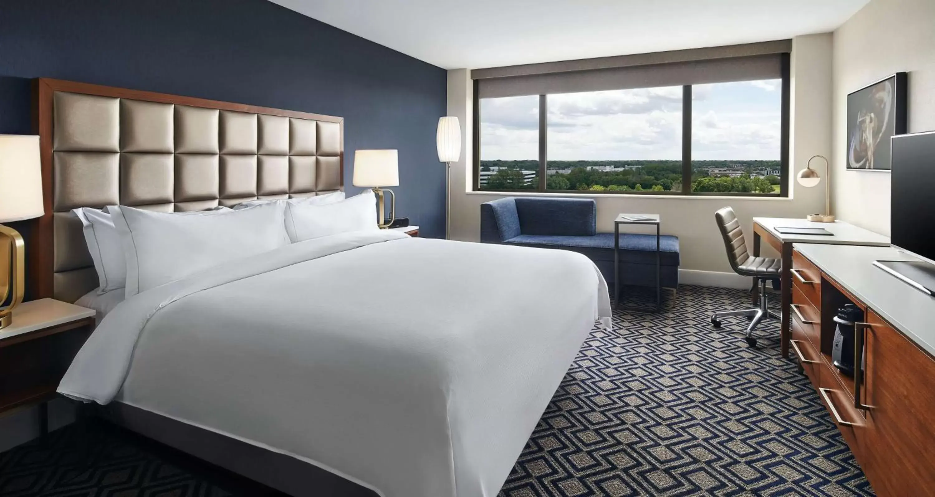 Bed in Hilton Chicago Oak Brook Hills Resort & Conference Center