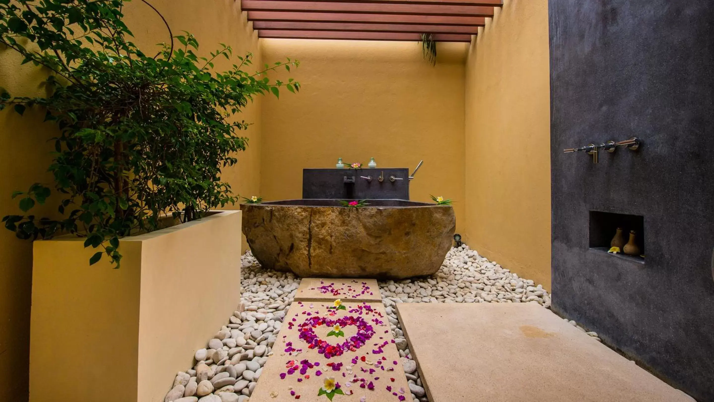 Hot Tub in Qunci Villas Hotel