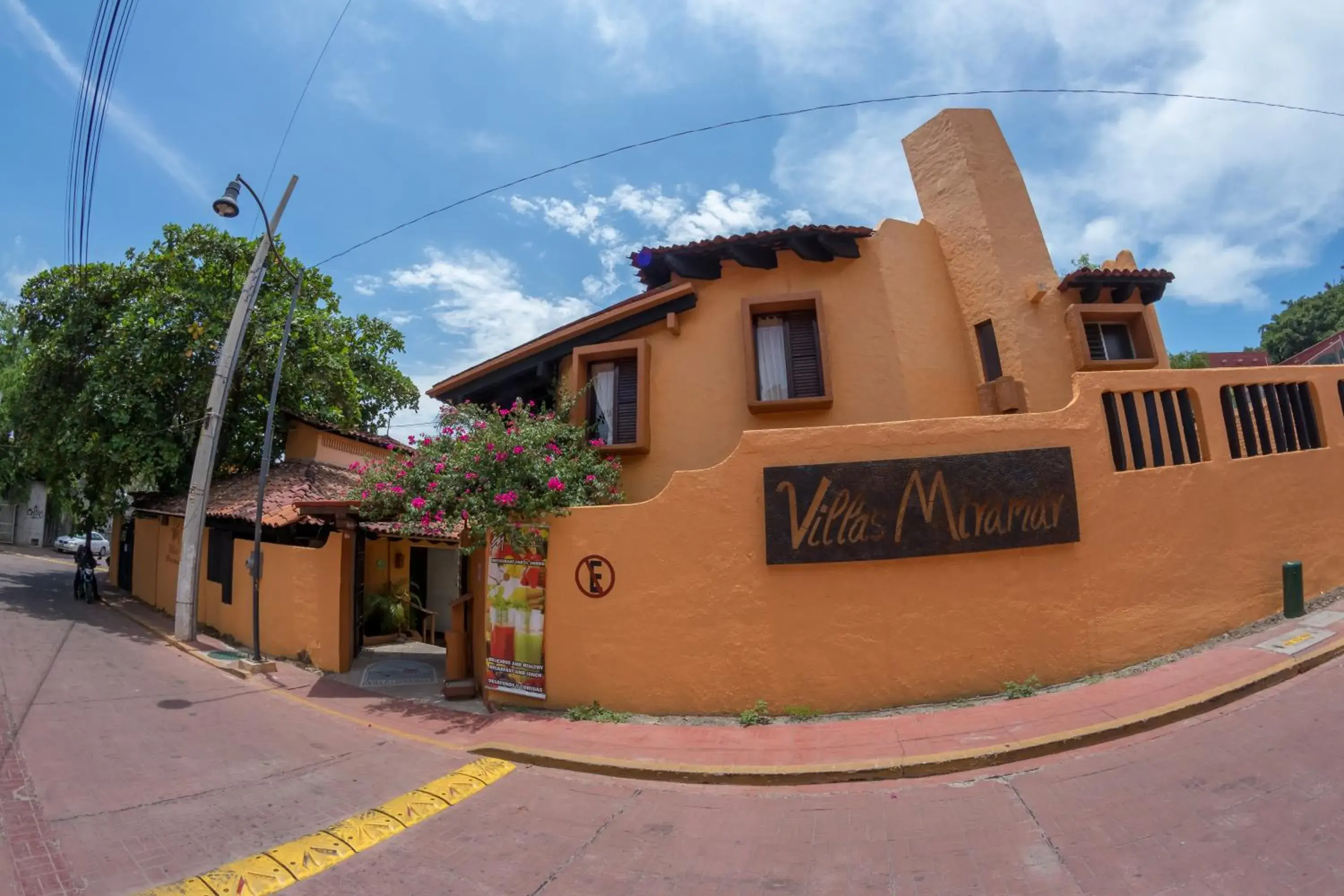 Facade/entrance, Property Building in Villas Miramar