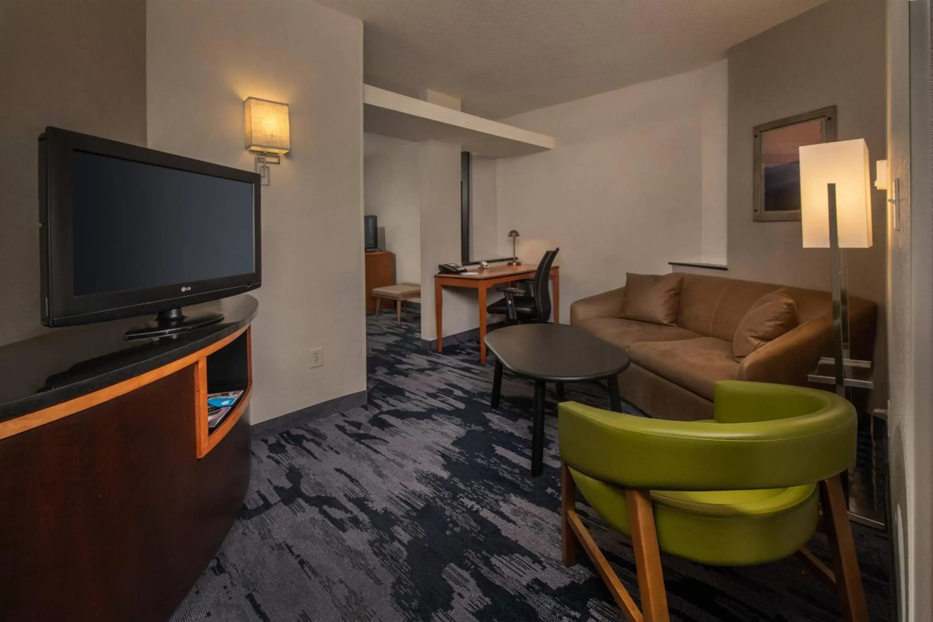 Living room, TV/Entertainment Center in Fairfield Inn and Suites by Marriott Harrisonburg