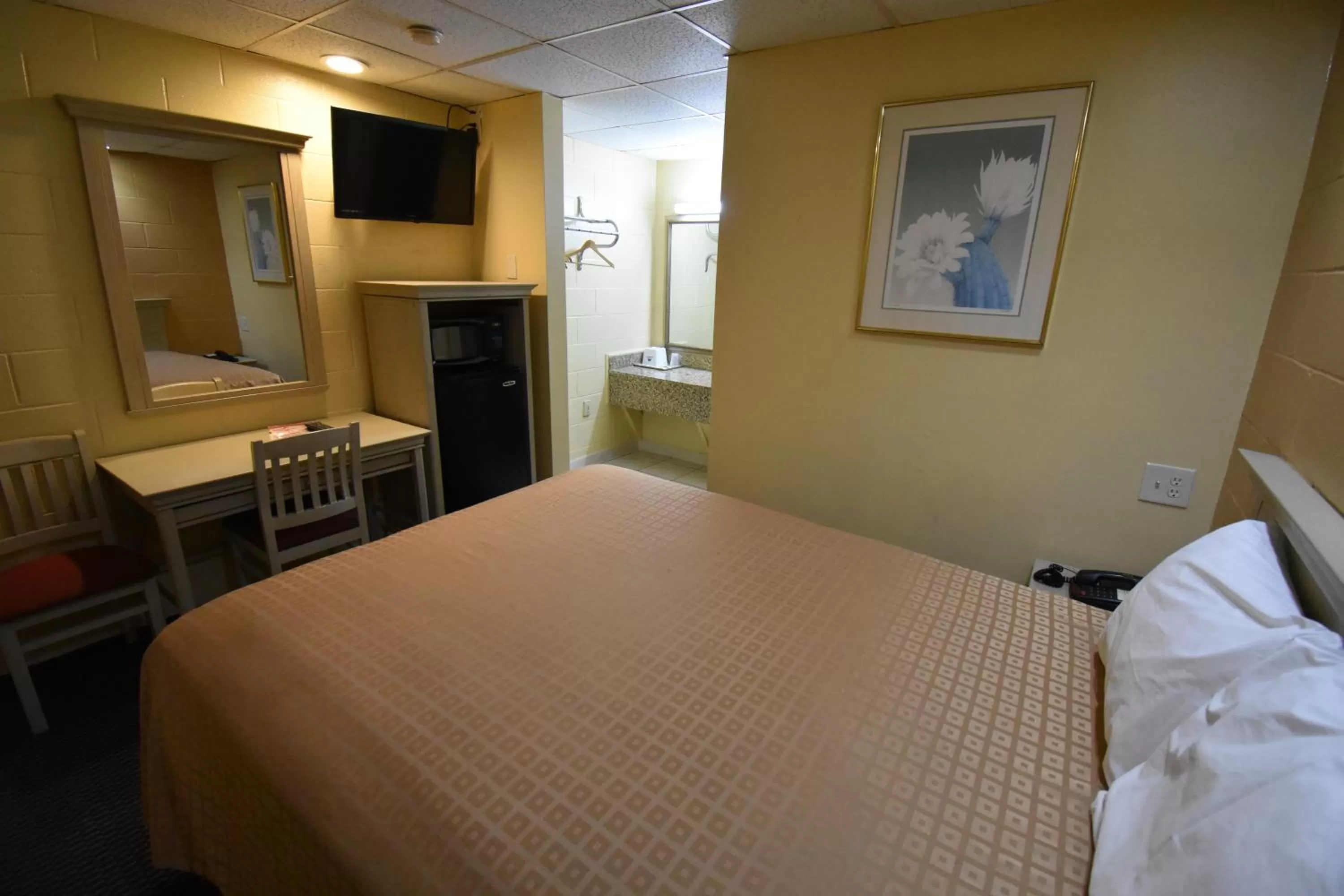 Photo of the whole room, Bed in Americas Best Value Inn San Antonio/Lackland AFB