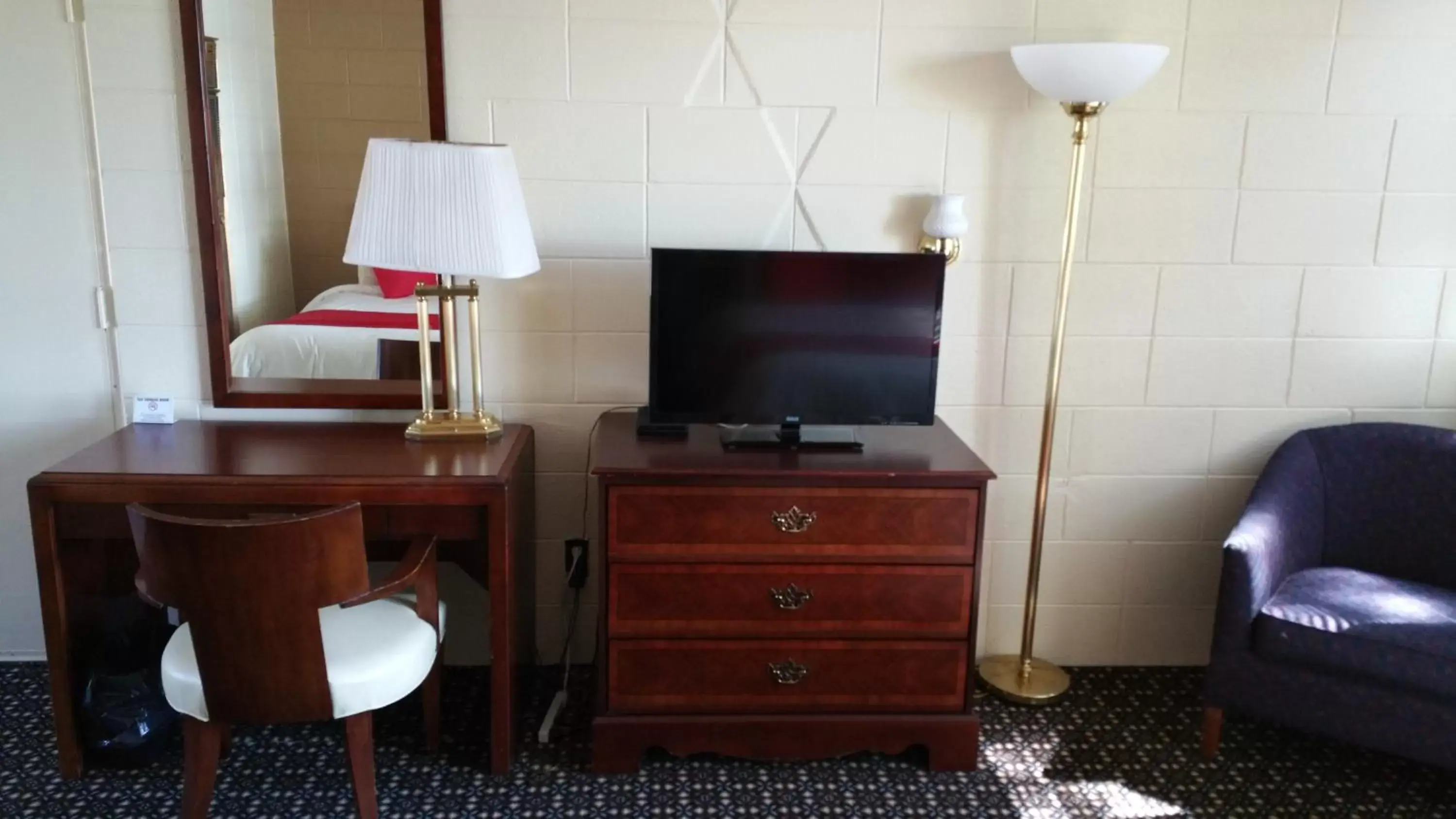 TV and multimedia, TV/Entertainment Center in Riverview Motel