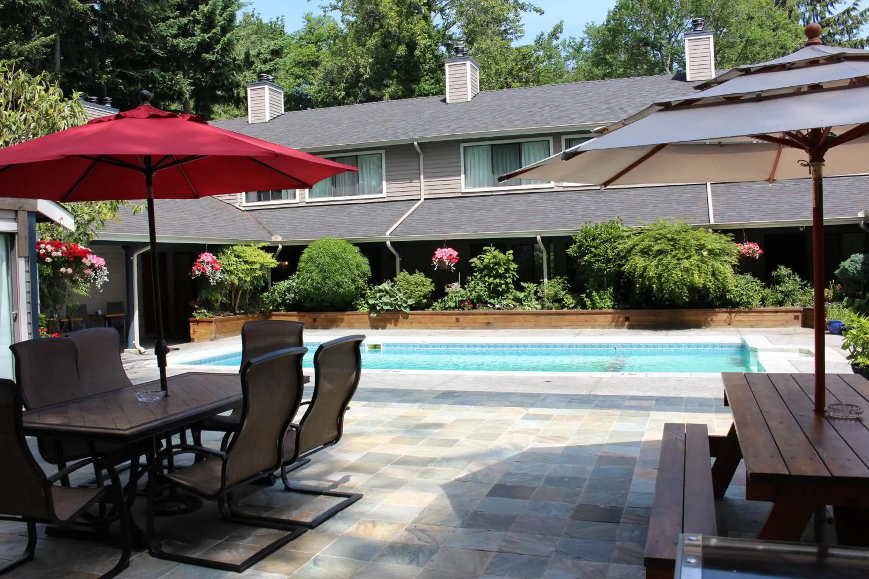 Property building, Swimming Pool in Sunshine Lodge Inn