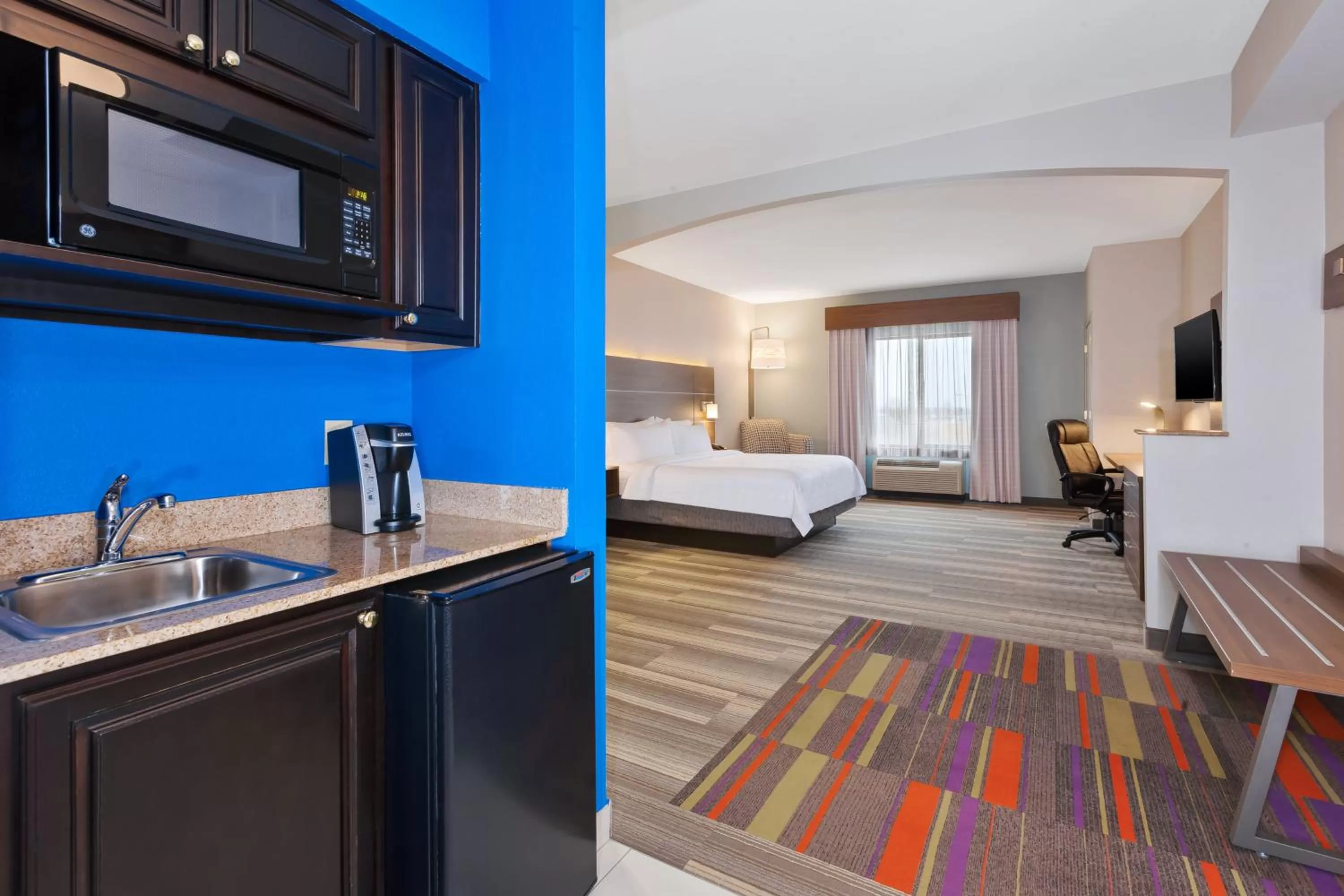 Bedroom, Bed in Holiday Inn Express Hotel & Suites Warminster-Horsham by IHG