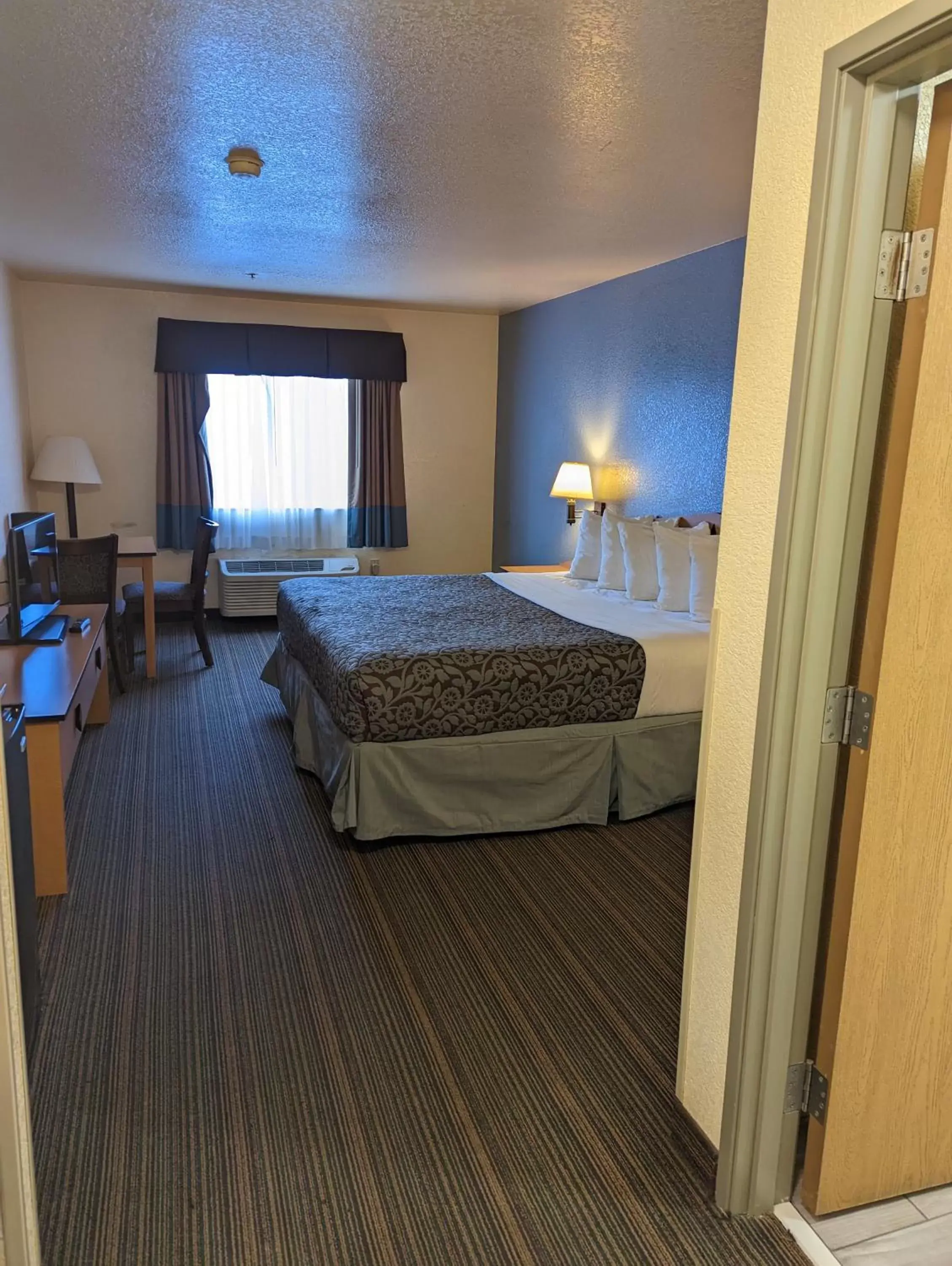 Photo of the whole room, Bed in Days Inn & Suites by Wyndham Castle Rock