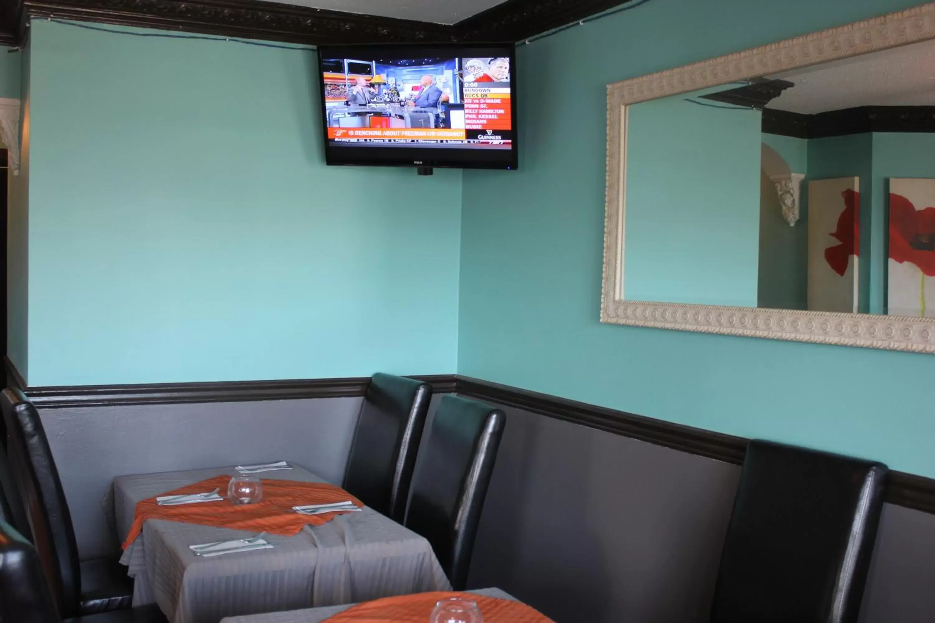 Restaurant/places to eat, TV/Entertainment Center in Tiki Shores Inn & Suites