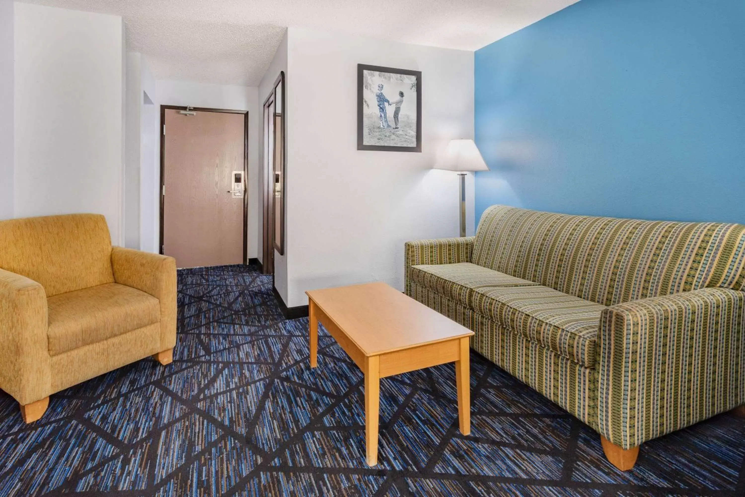 Bed, Seating Area in AmericInn by Wyndham Quincy