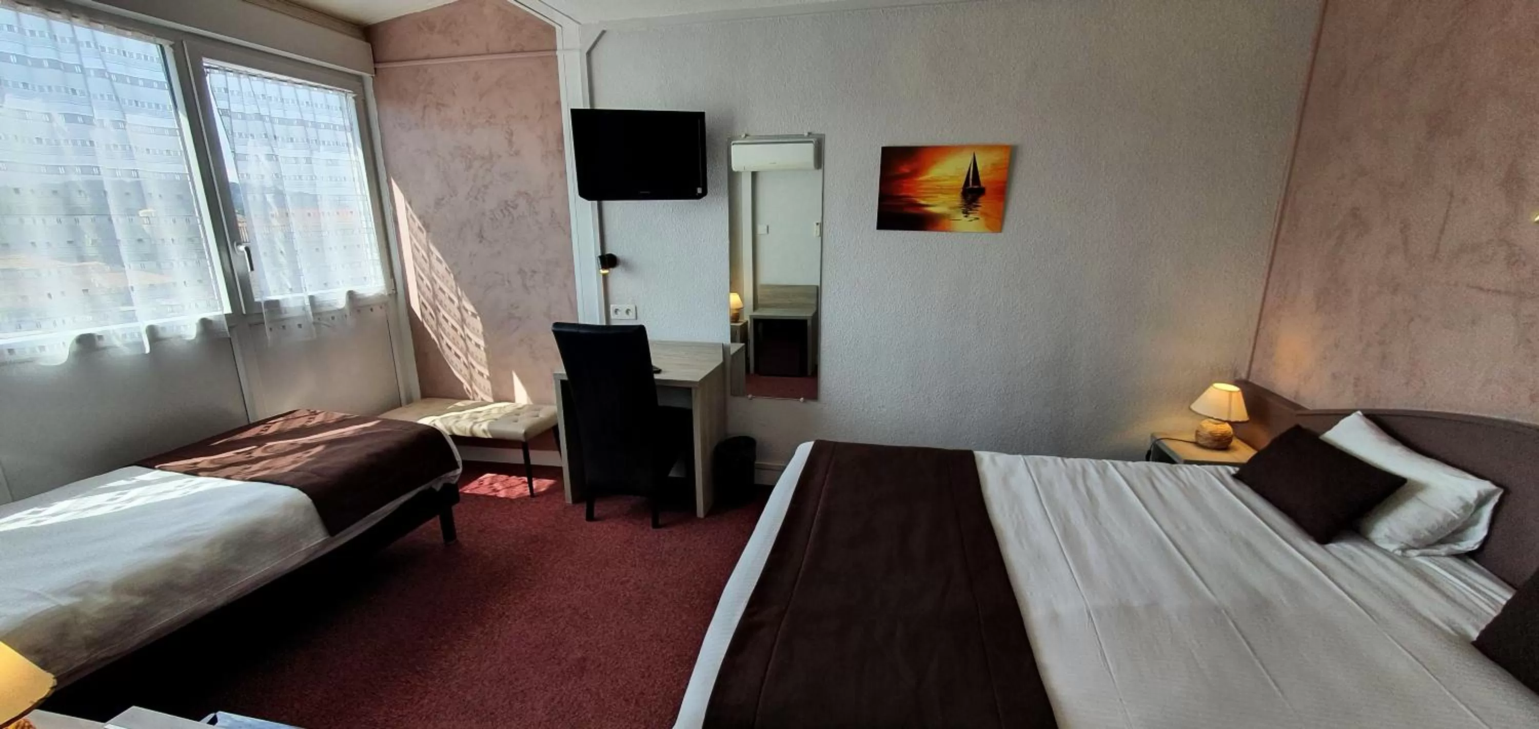 Photo of the whole room, Bed in Hôtel Port Beach