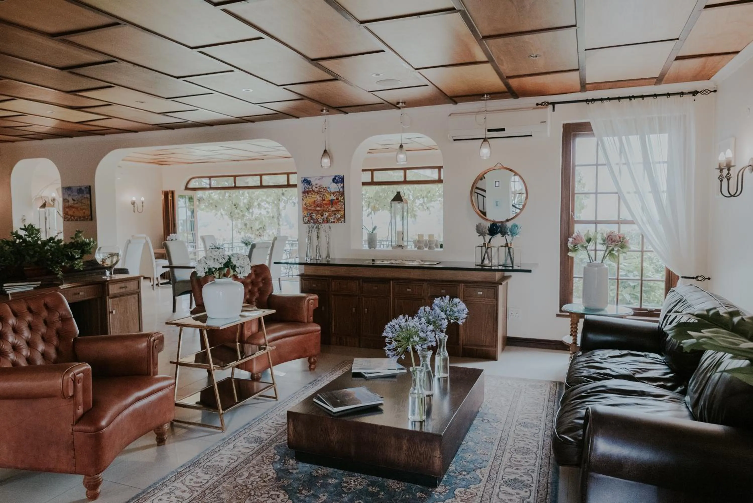 Communal lounge/ TV room in Cana Vineyard Guesthouse