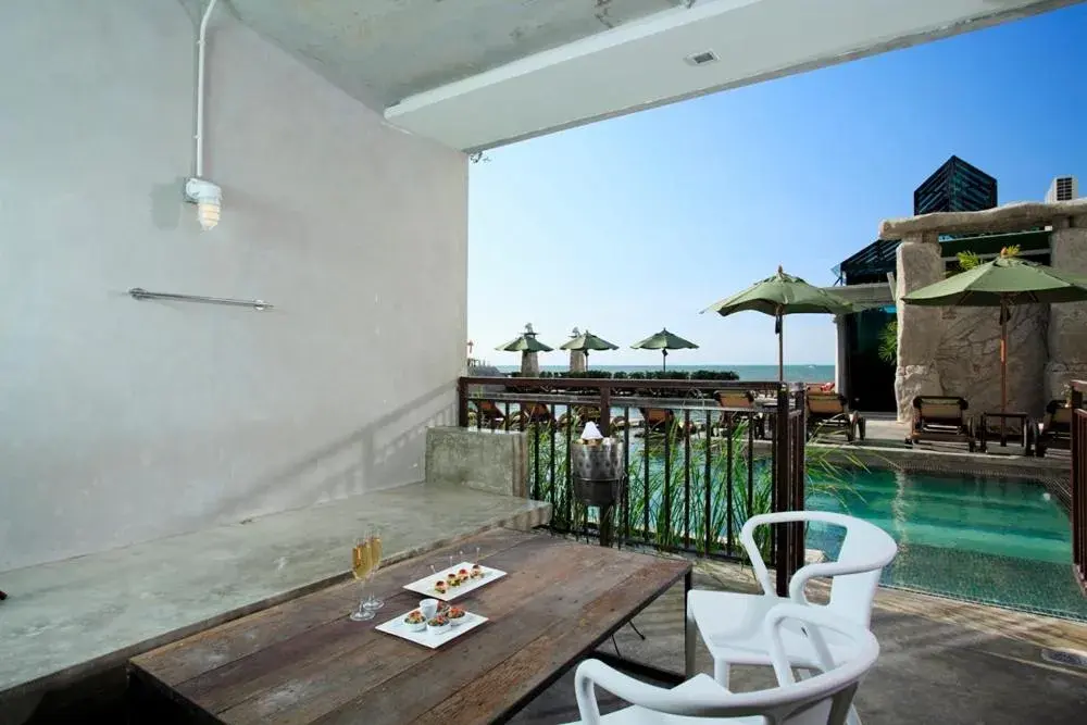 Pool view in Pattaya Modus Beachfront Resort Pool view in Pattaya Modus Beachfront Resort