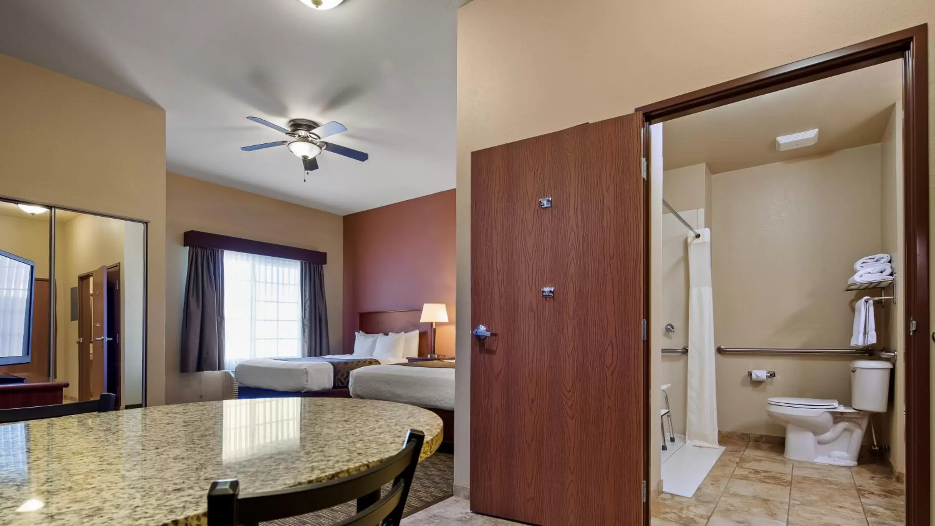 Bathroom, TV/Entertainment Center in Best Western North Edge Inn