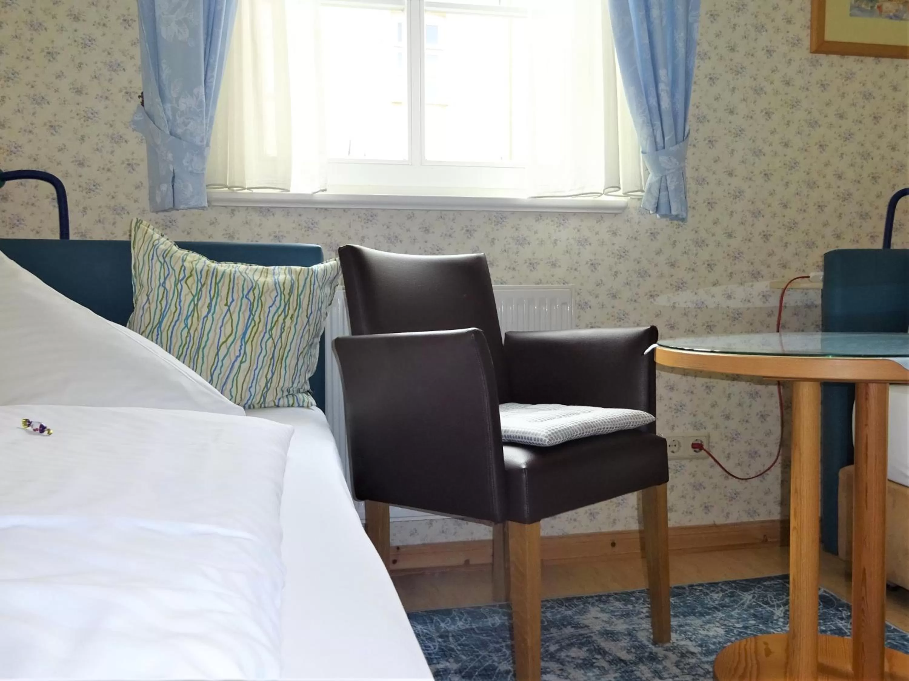 Seating area, Bed in Hotel Pension Zur Fährbrücke