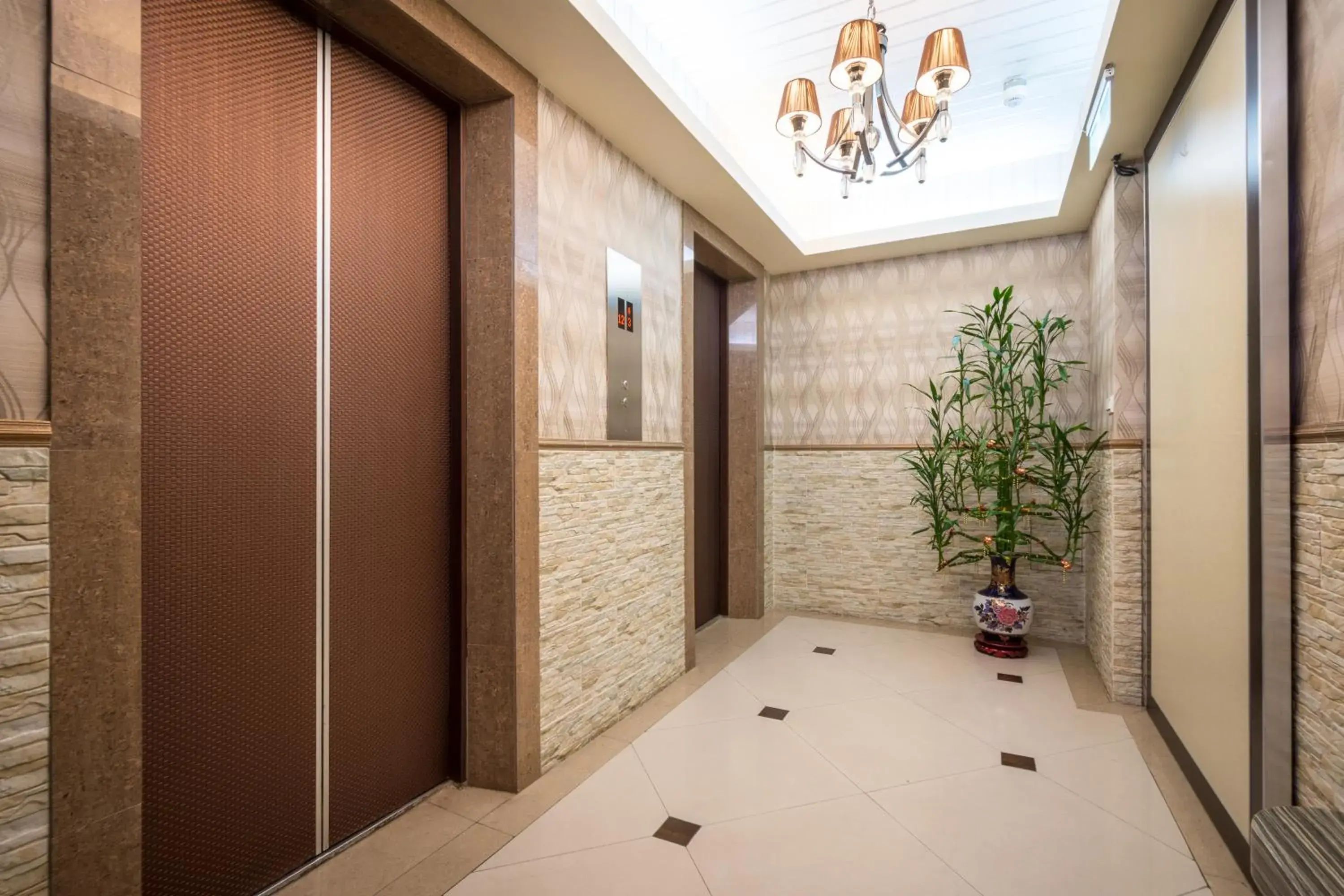 Facade/entrance, Bathroom in Goldenhome Hotel
