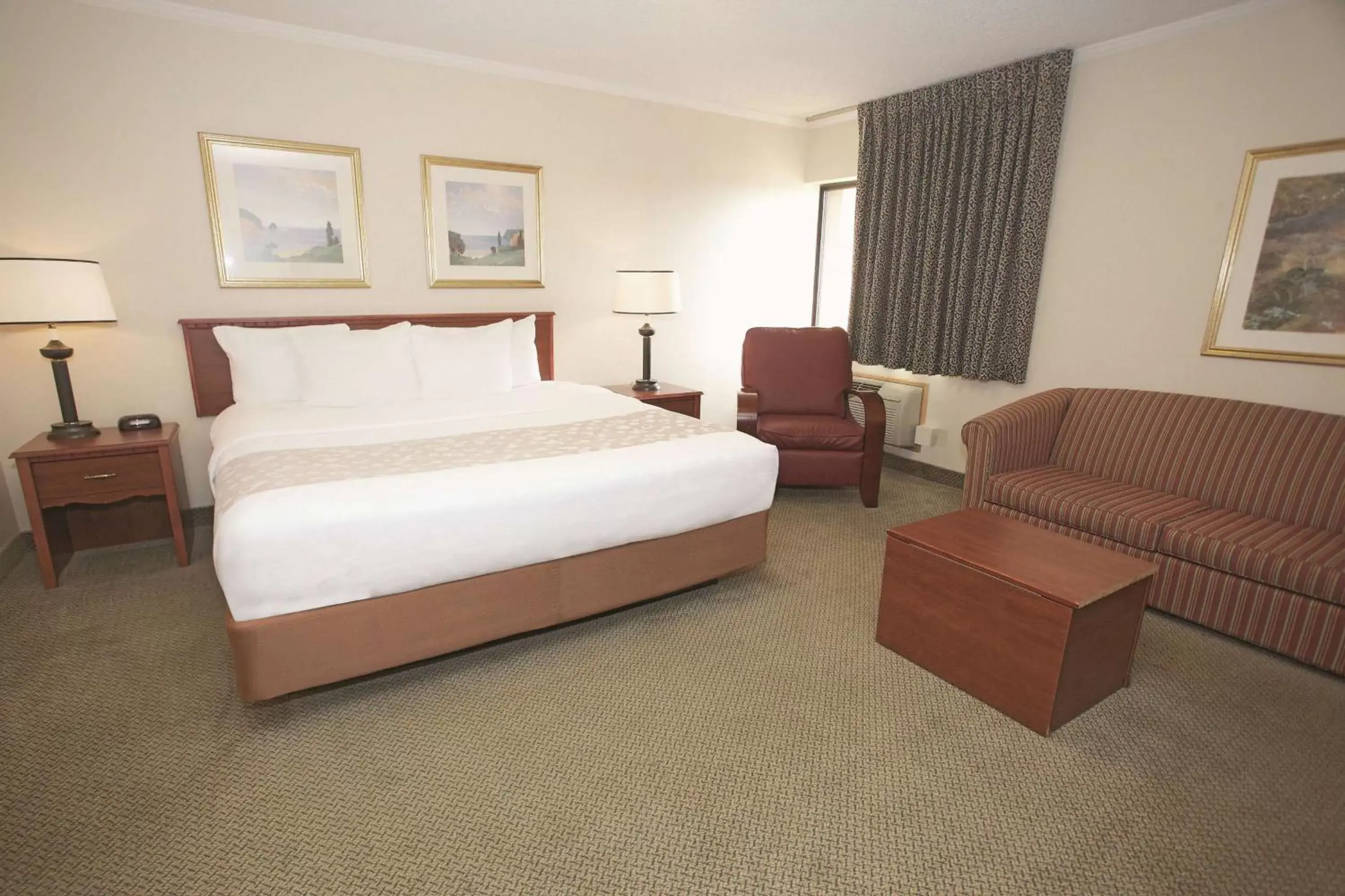 Executive King Room in La Quinta Inn by Wyndham Milwaukee Airport / Oak Creek