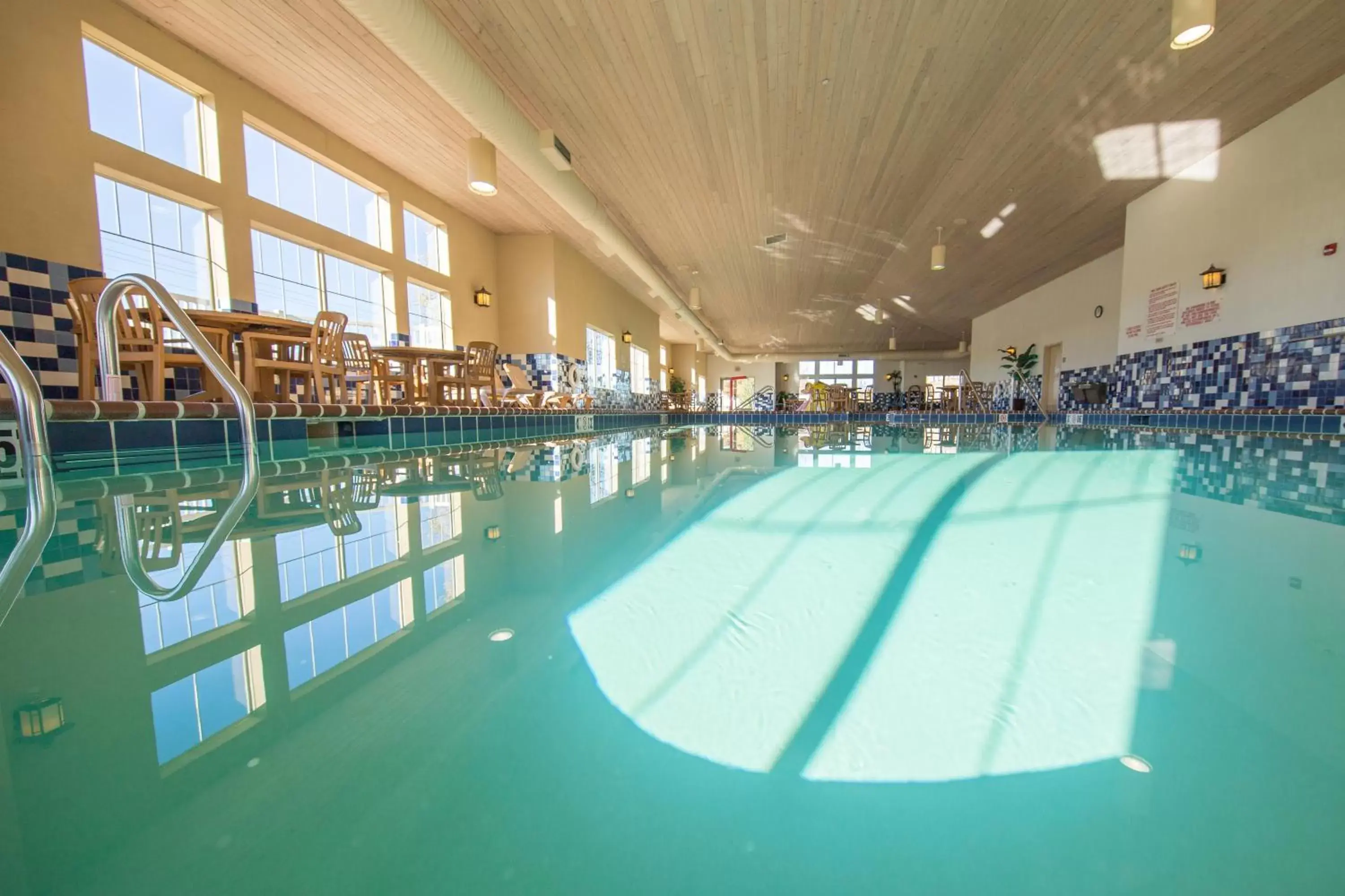 Hot Tub, Swimming Pool in Country Inn & Suites by Radisson, Portage, IN