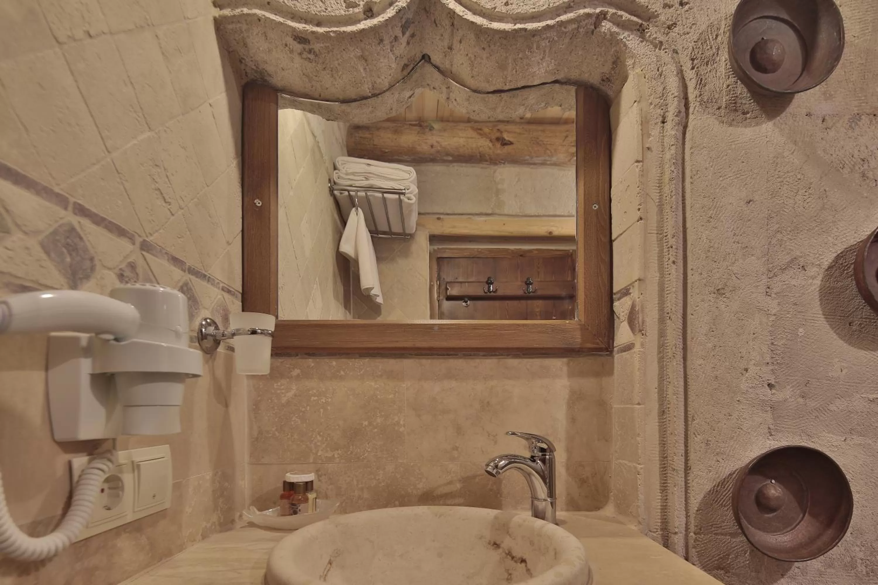 Shower in Vista Cave Hotel