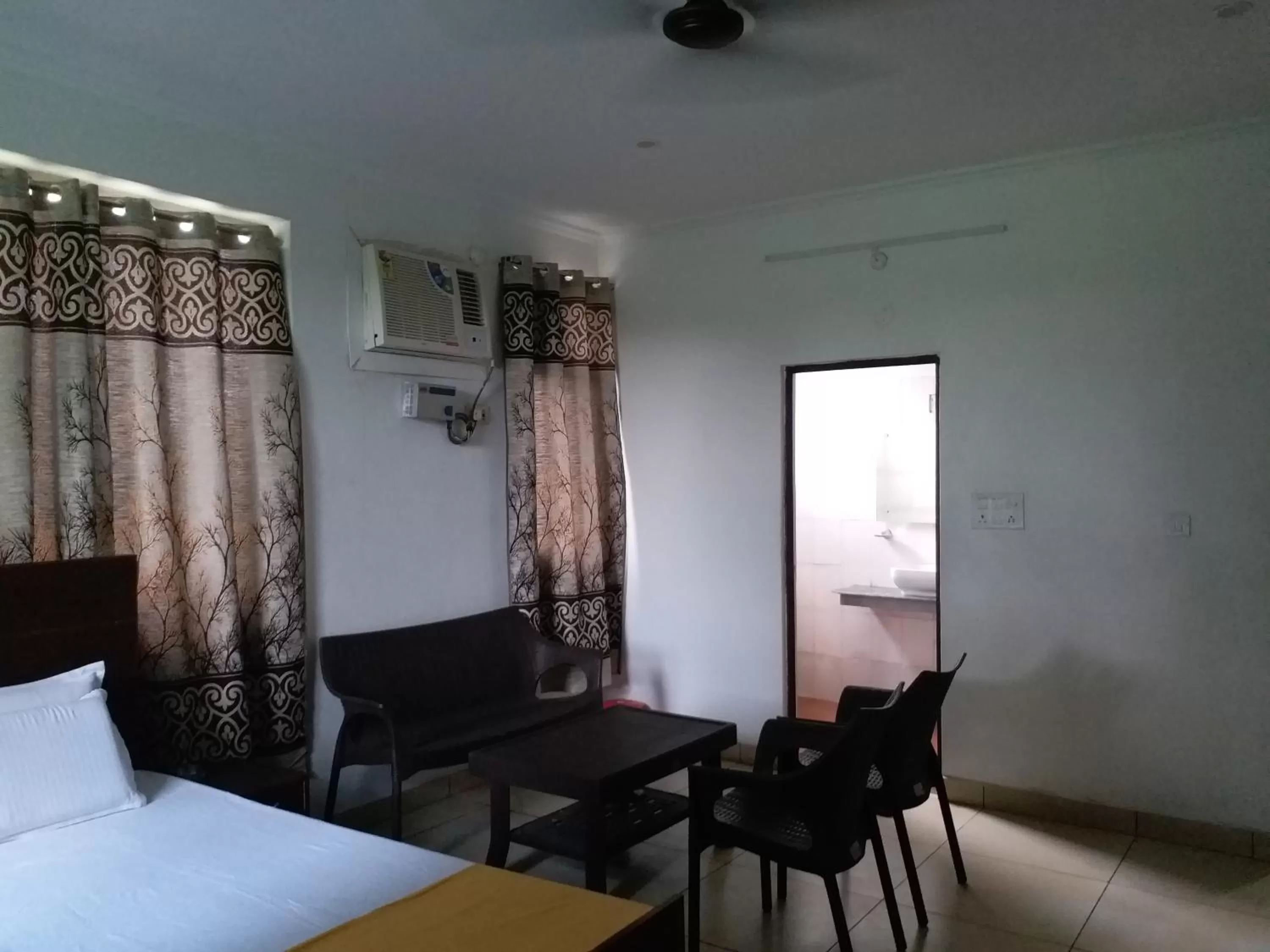 Krishna Hansraj Hotel