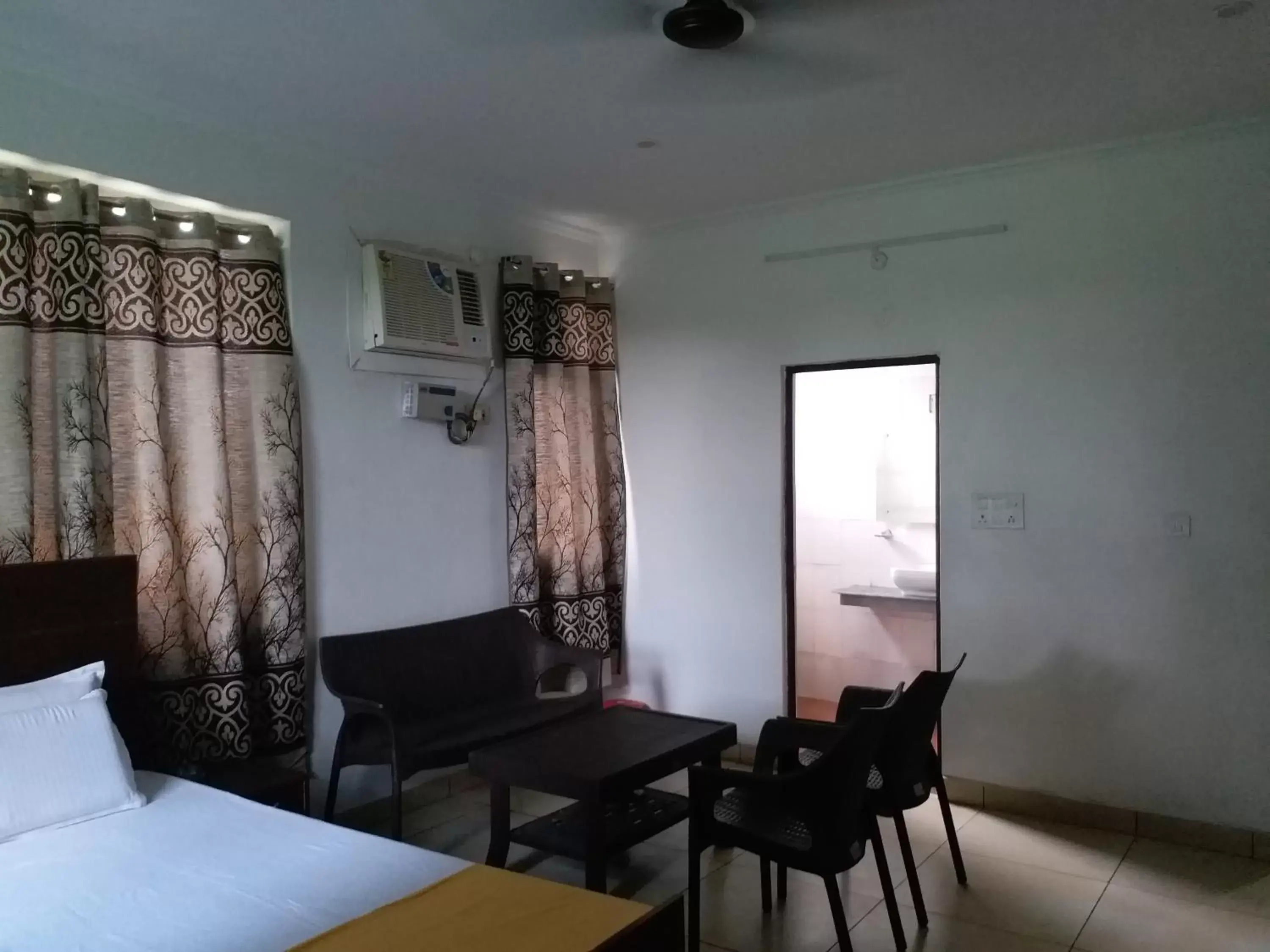 Deluxe King Room in Krishna Hansraj Hotel Deluxe King Room in Krishna Hansraj Hotel