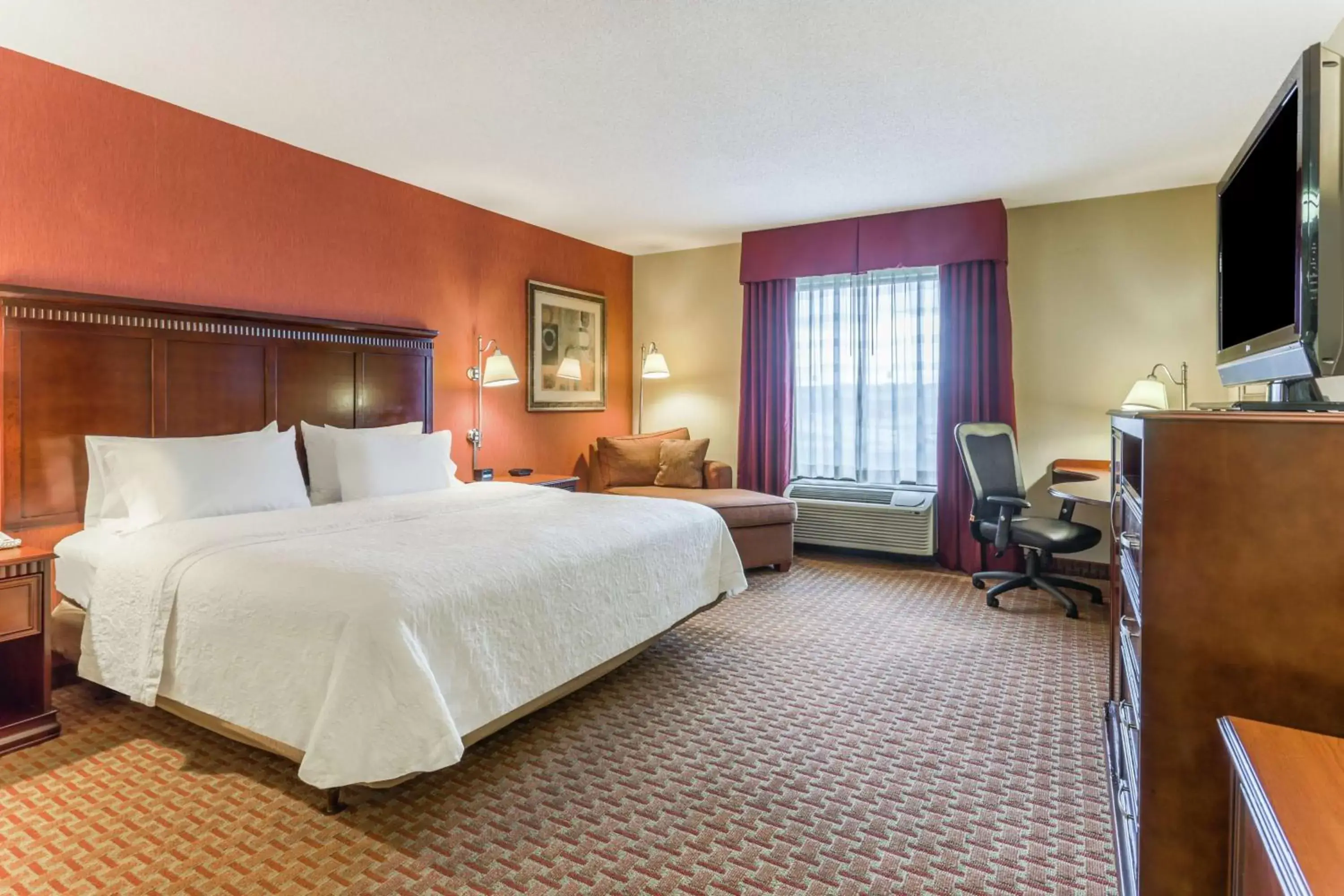 Bedroom in Hampton Inn Chattanooga-North