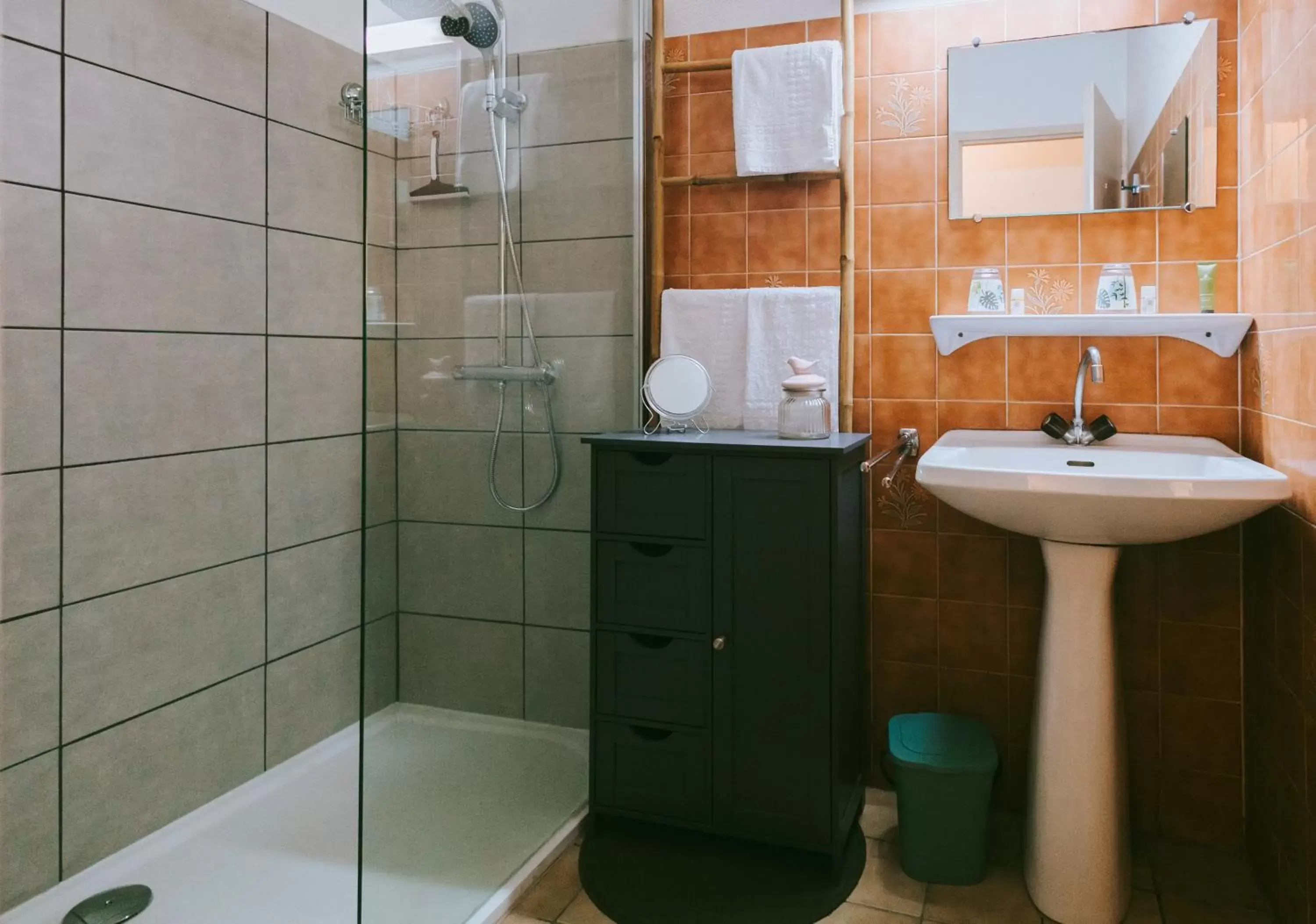 Bathroom in Hôtel Studios Les Acacias