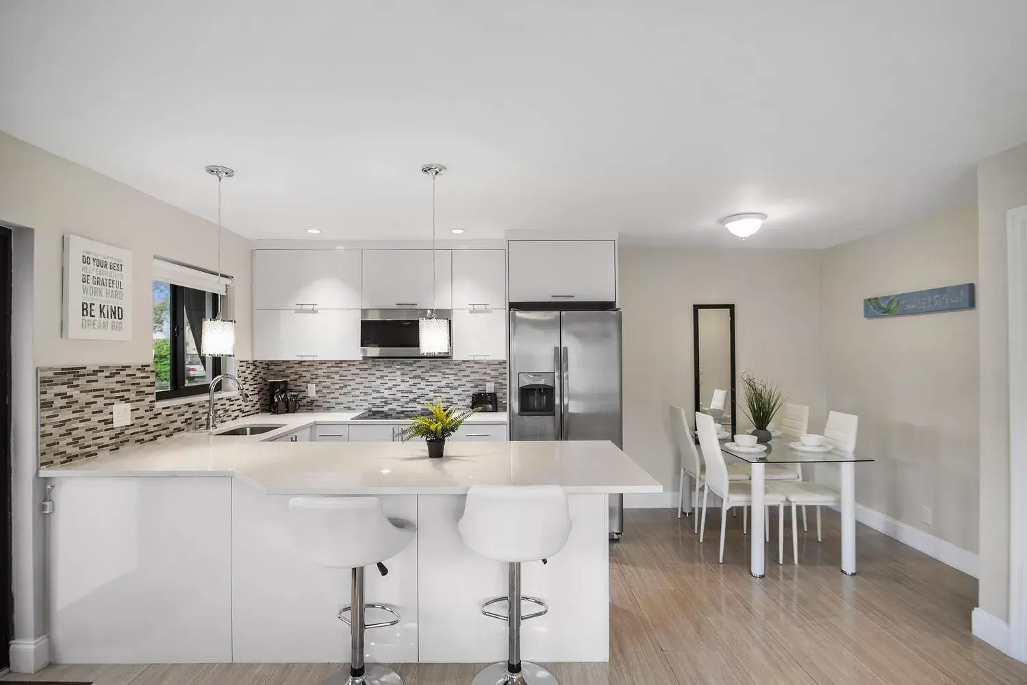 Dining area, Bathroom in Alani Bay Condos