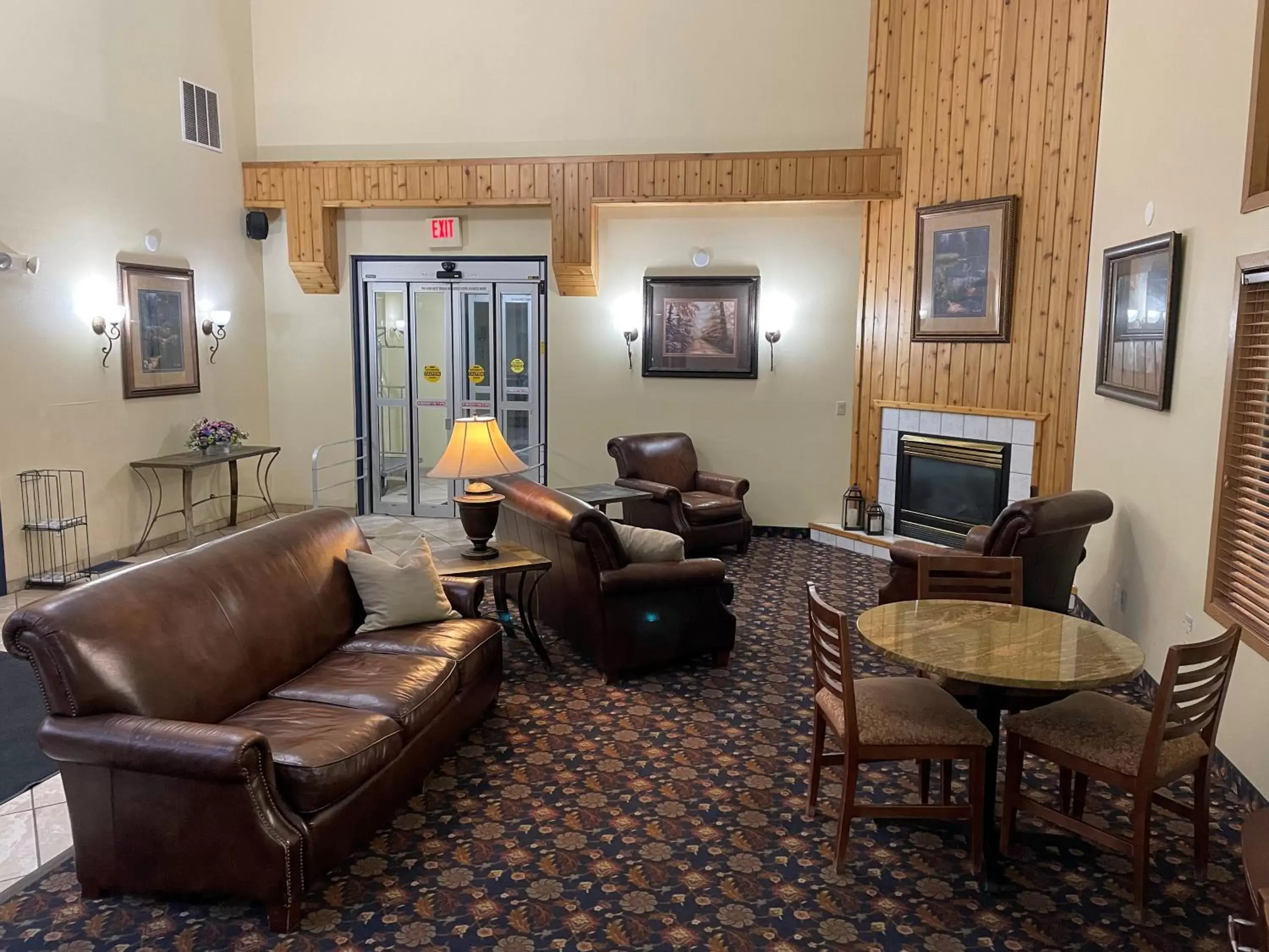 Communal lounge/ TV room, Seating Area in The Hotel Bemidji