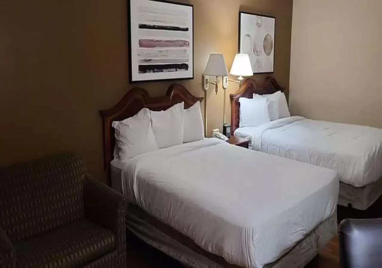 Bed in Auburn Place Hotel & Suites Cape Girardeau