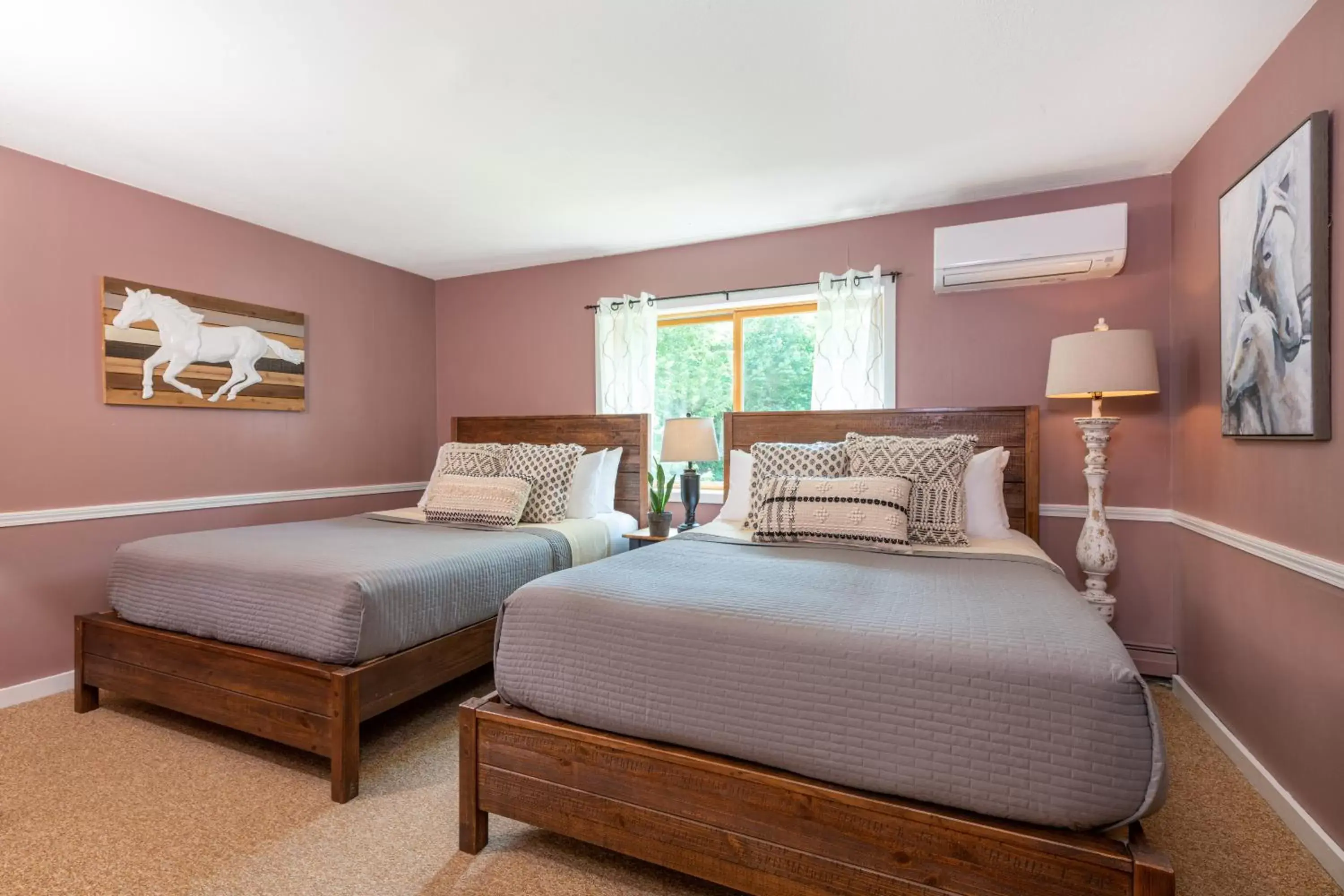 Bedroom, Bed in White Horse Lodge