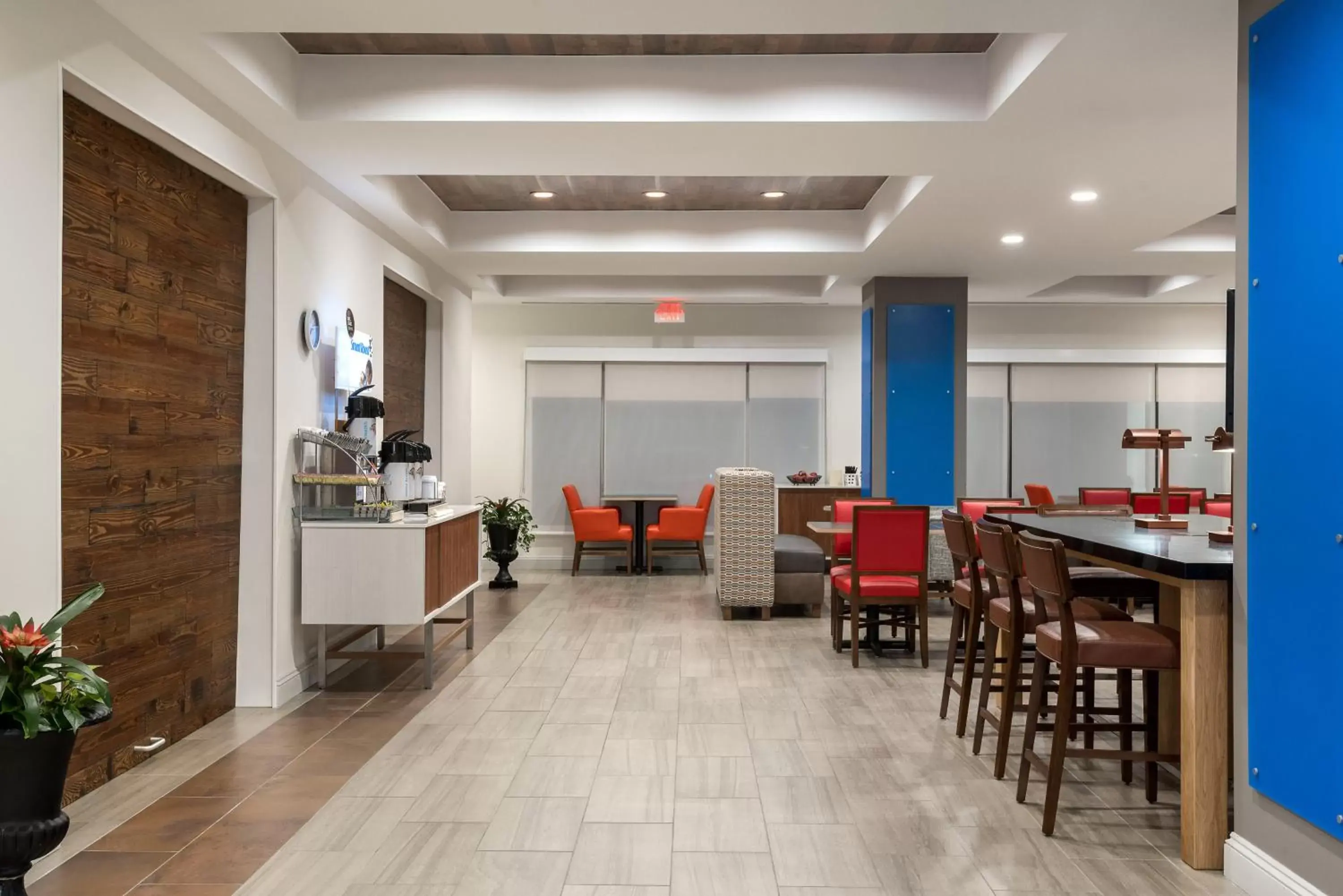Lobby or reception, Restaurant/Places to Eat in Holiday Inn Express & Suites Florence I-95 & I-20 Civic Ctr, an IHG Hotel