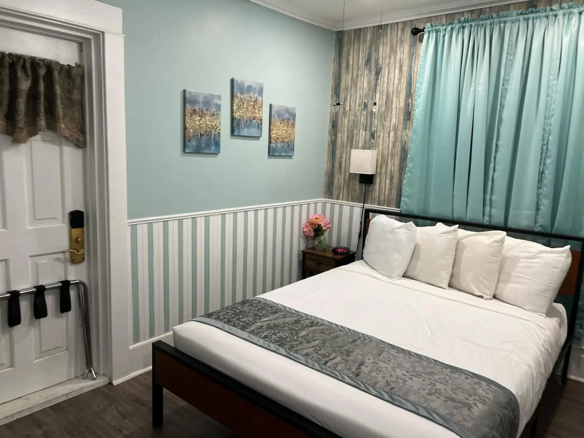 Bedroom, Bed in Americas Best Value Inn Royal Carriage