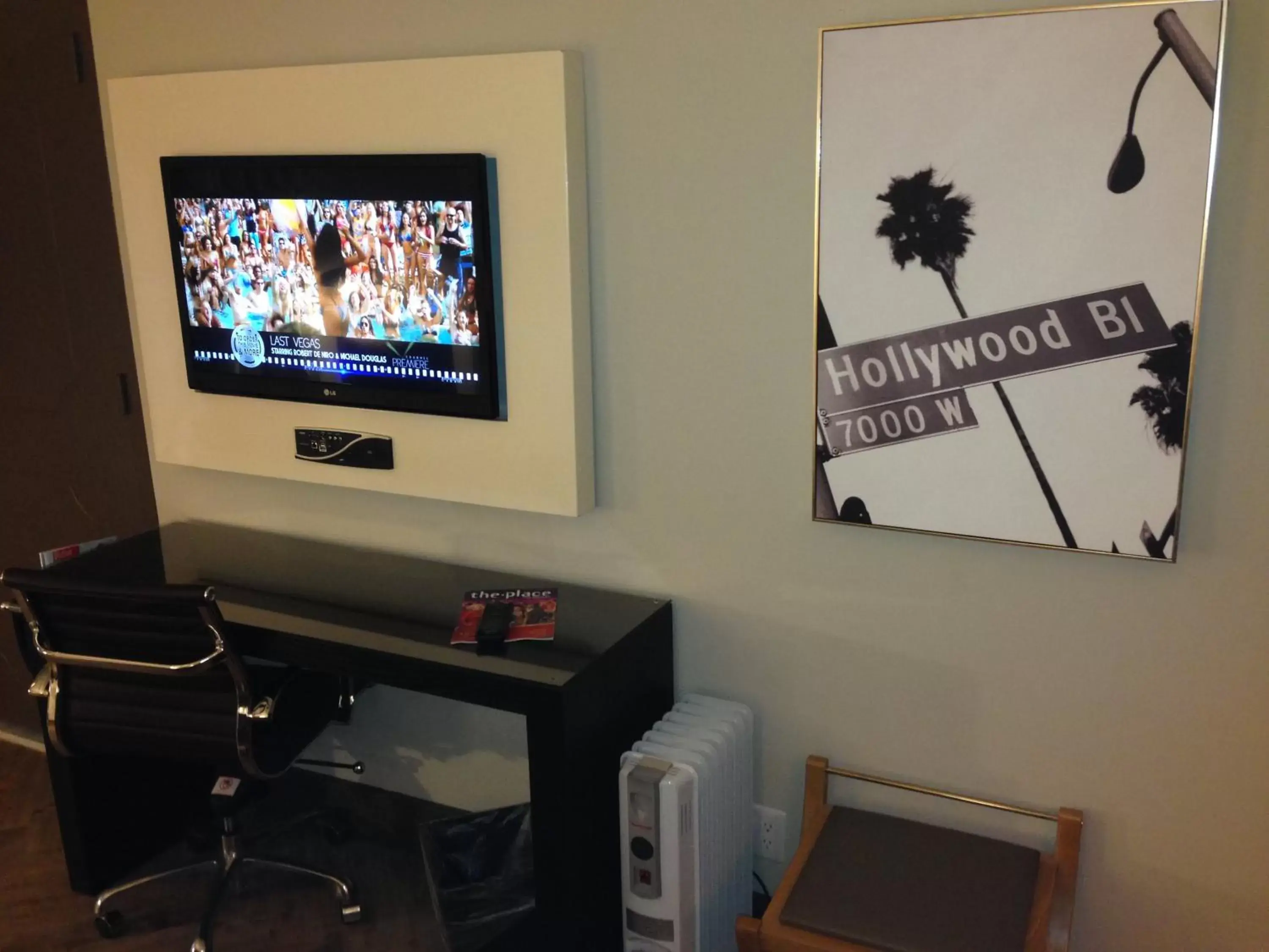 Bedroom, TV/Entertainment Center in Hollywood Hotel - The Hotel of Hollywood Near Universal Studios