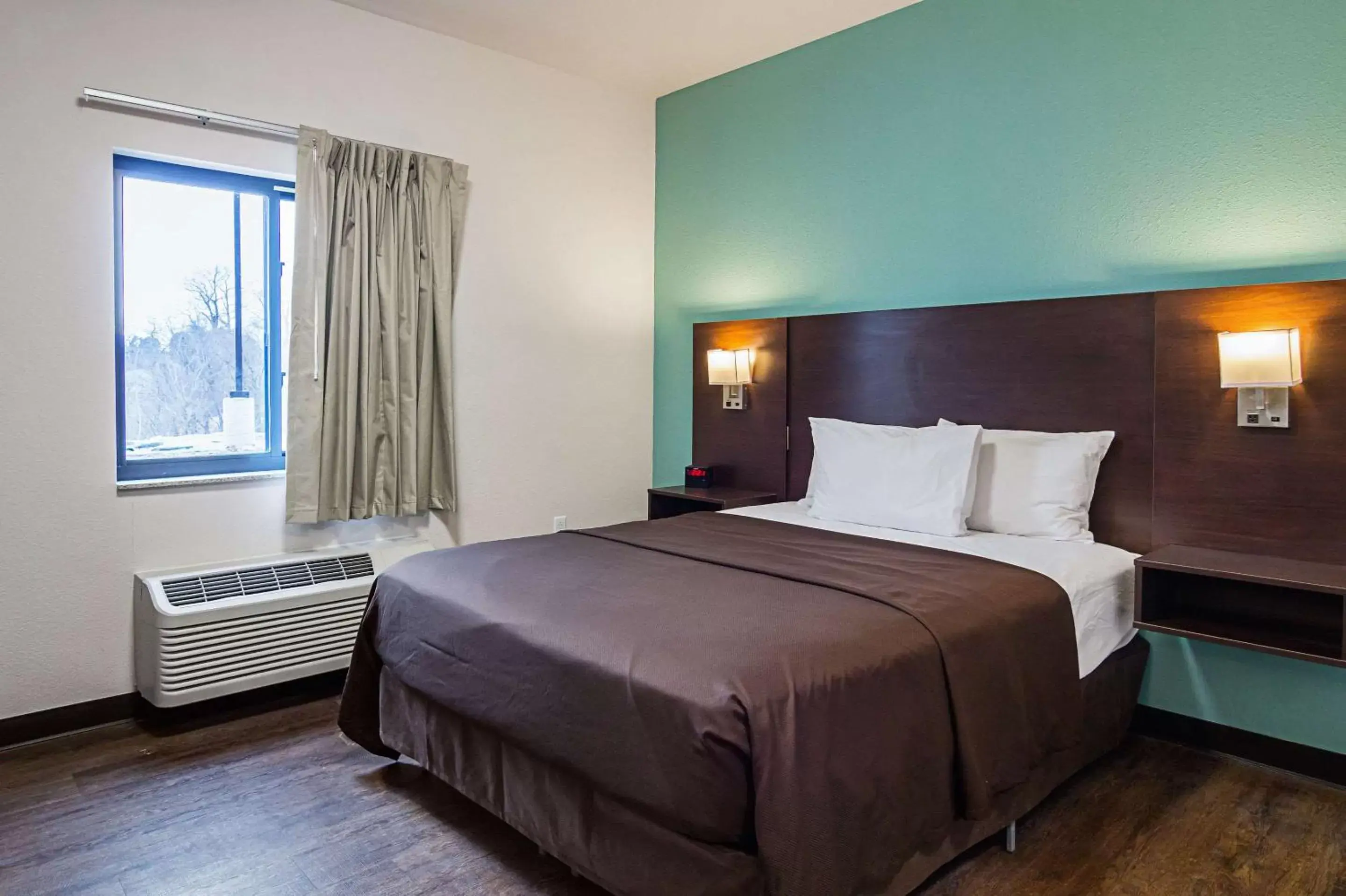 Photo of the whole room, Bed in Suburban Studios Monaca - Pittsburgh Photo of the whole room, Bed in Suburban Studios Monaca - Pittsburgh