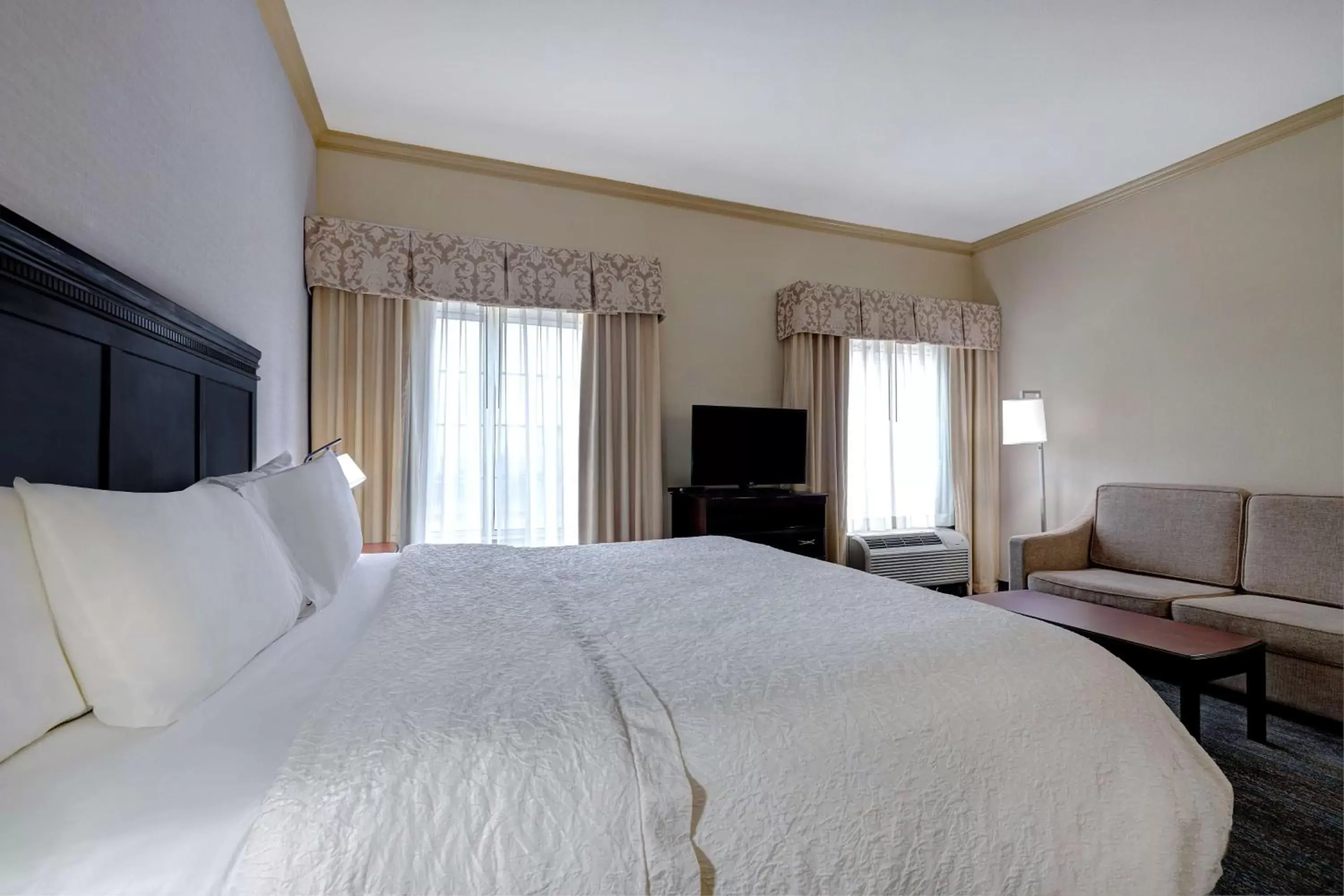 Living room, Bed in Hampton Inn & Suites Galveston