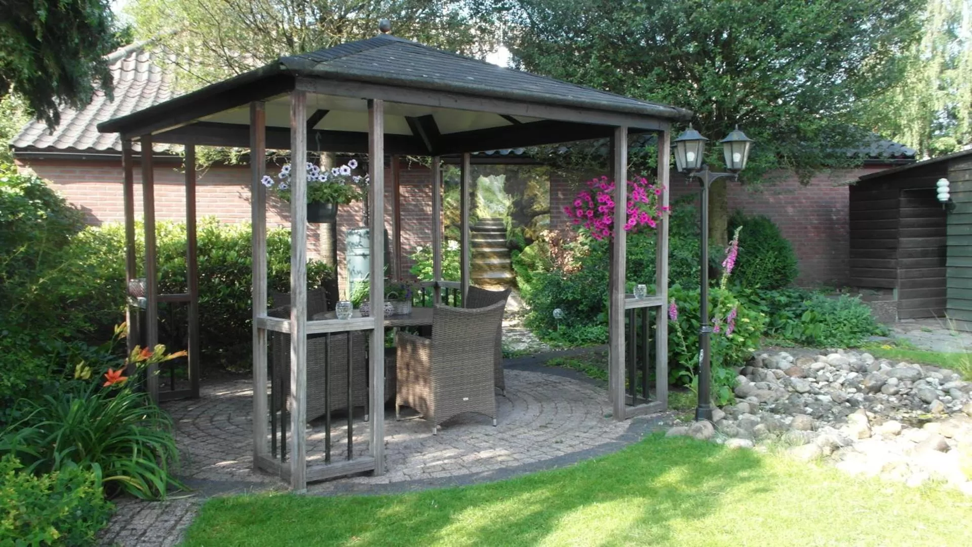 Patio in B&B De Loenense Bossen