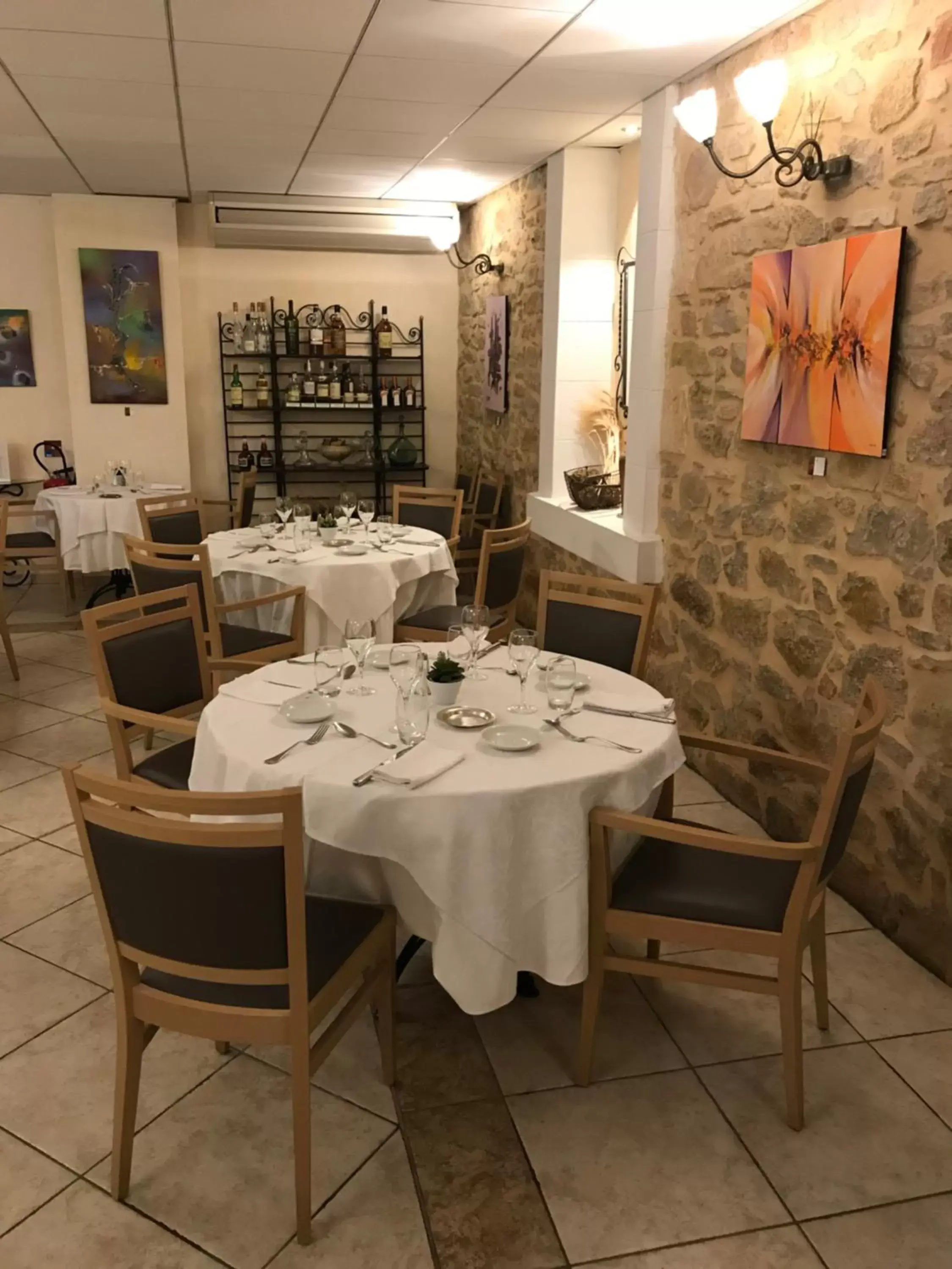 Restaurant/Places to Eat in Logis Hôtel restaurant Les Minotiers