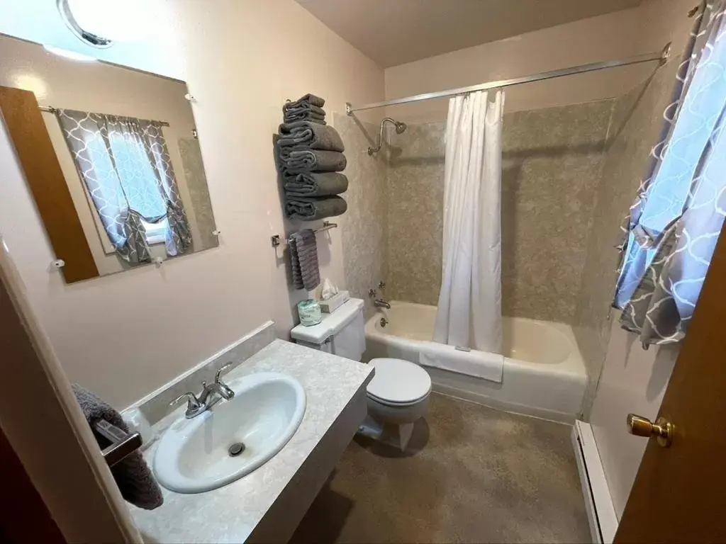 Bathroom in Sportsman Lodge Melrose MT