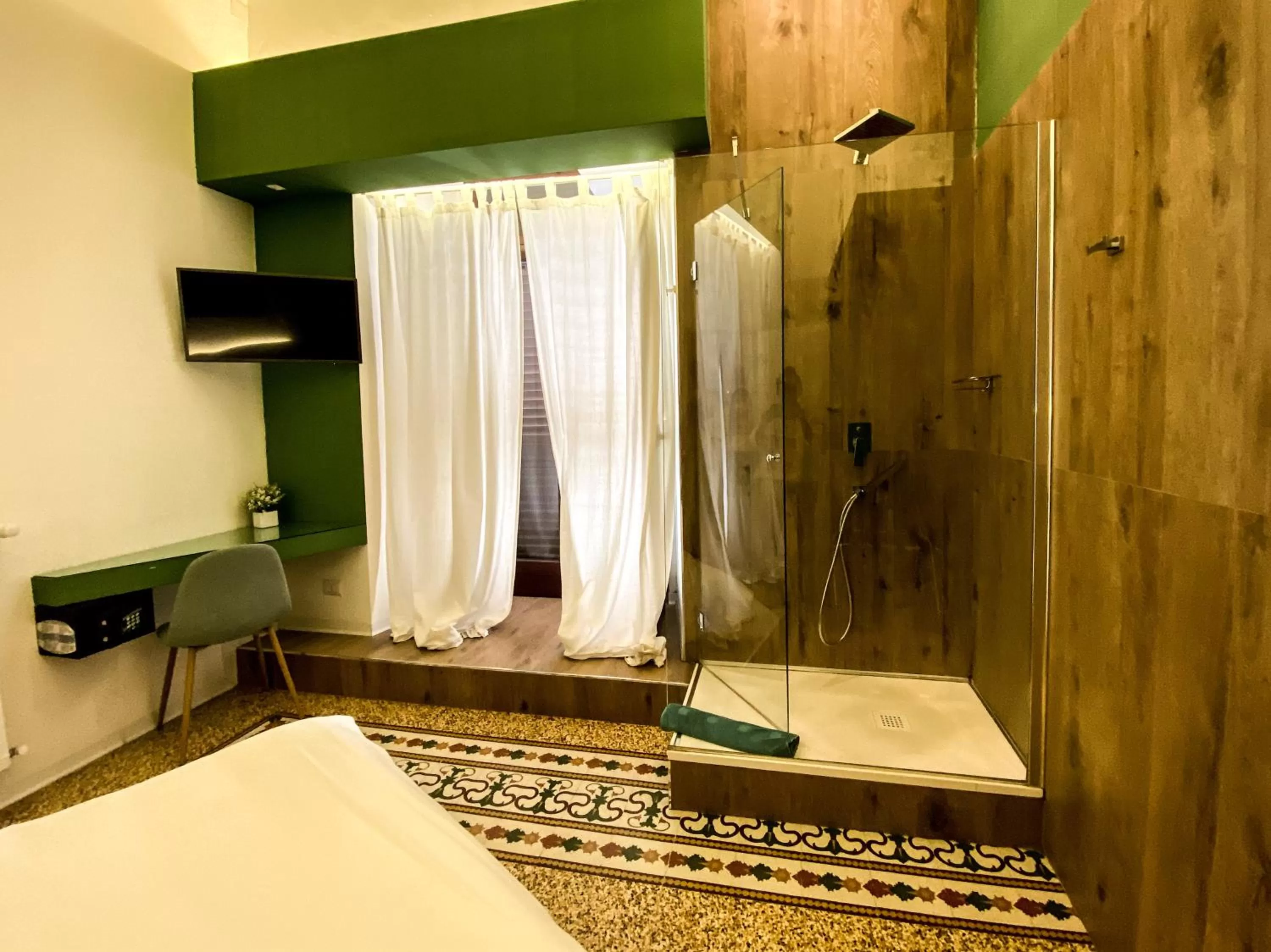 Shower, Bed in Casa Manfredi - Manfredi Homes&Villas