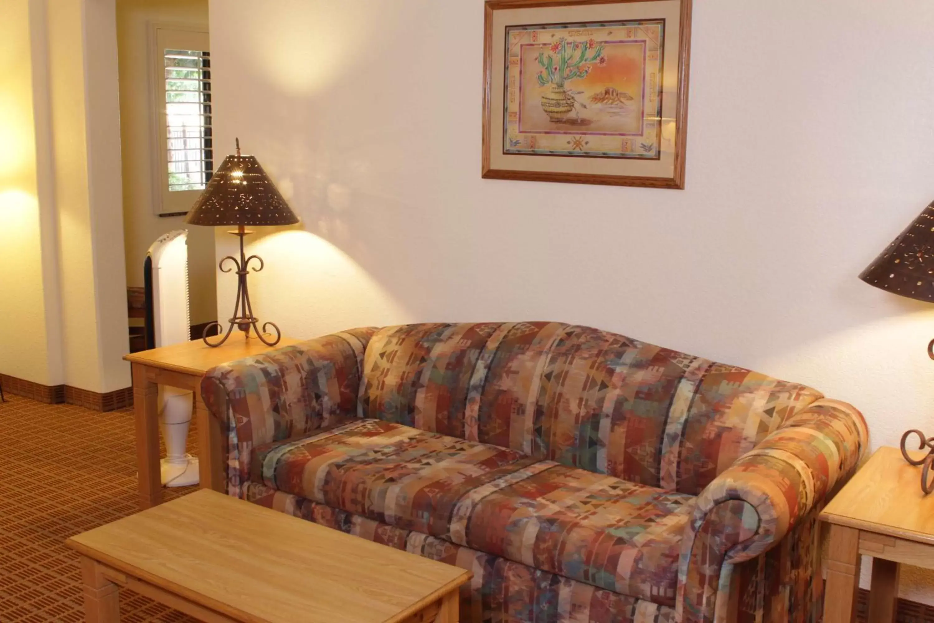 Photo of the whole room, Seating Area in Best Western Gold Canyon Inn & Suites