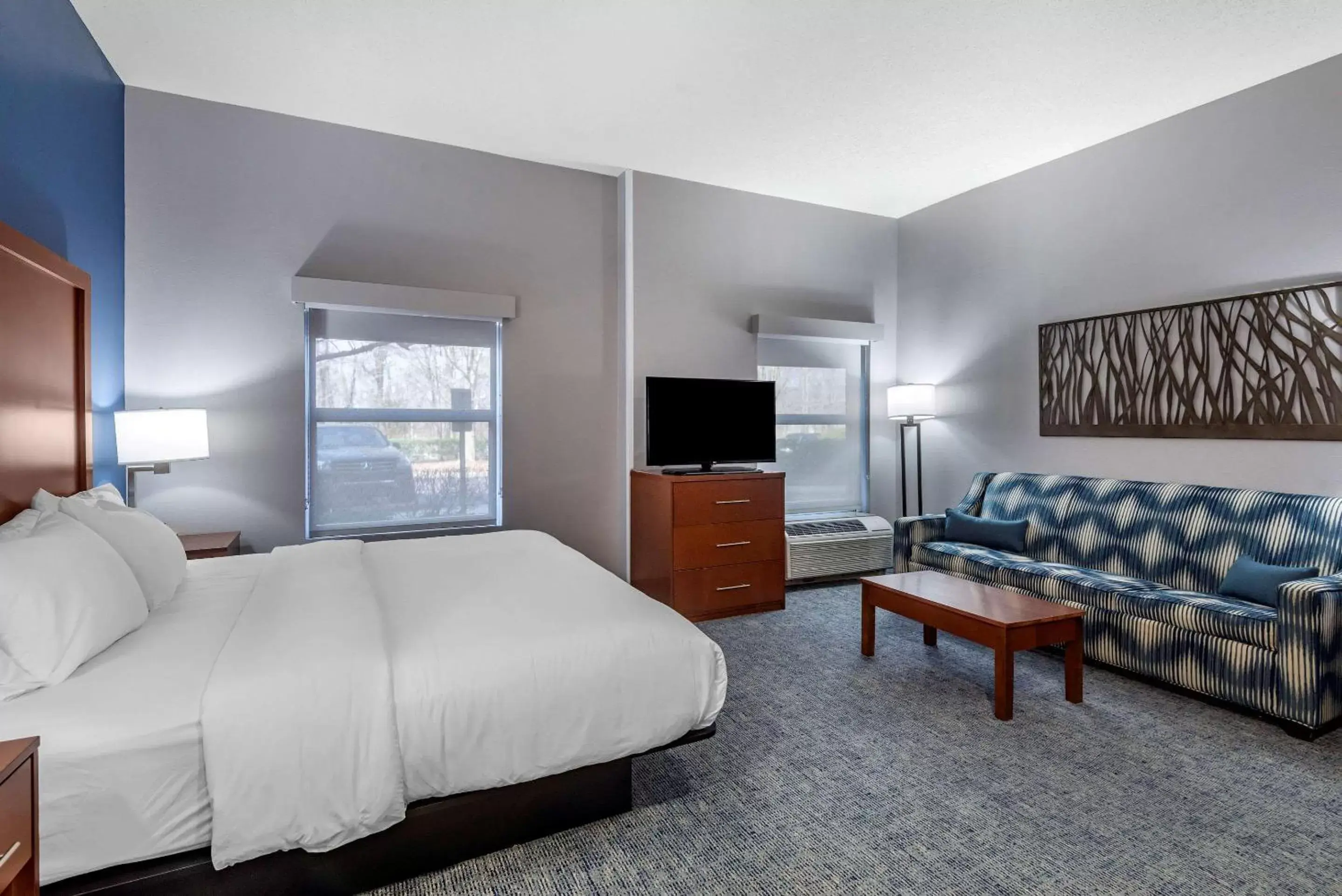 Bed in Comfort Suites near Birkdale Village - Huntersville