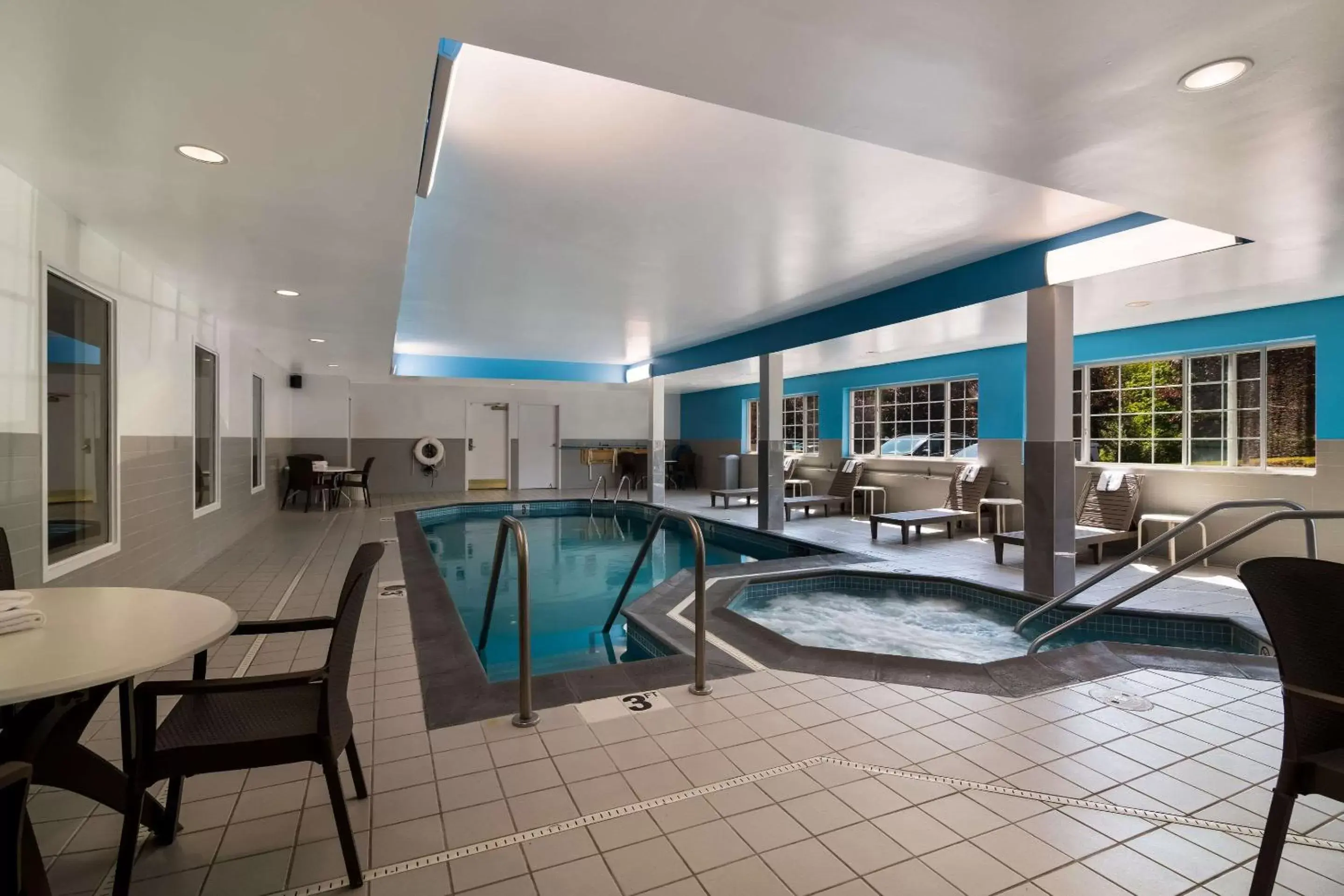 Swimming Pool in Sleep Inn Londonderry